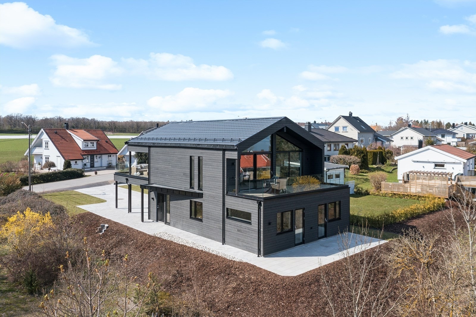 Tomten er svært lettstelt med steinsatt gårdsplass og gangveier, og plen på sidene ved innkjørsel. Galleribilde