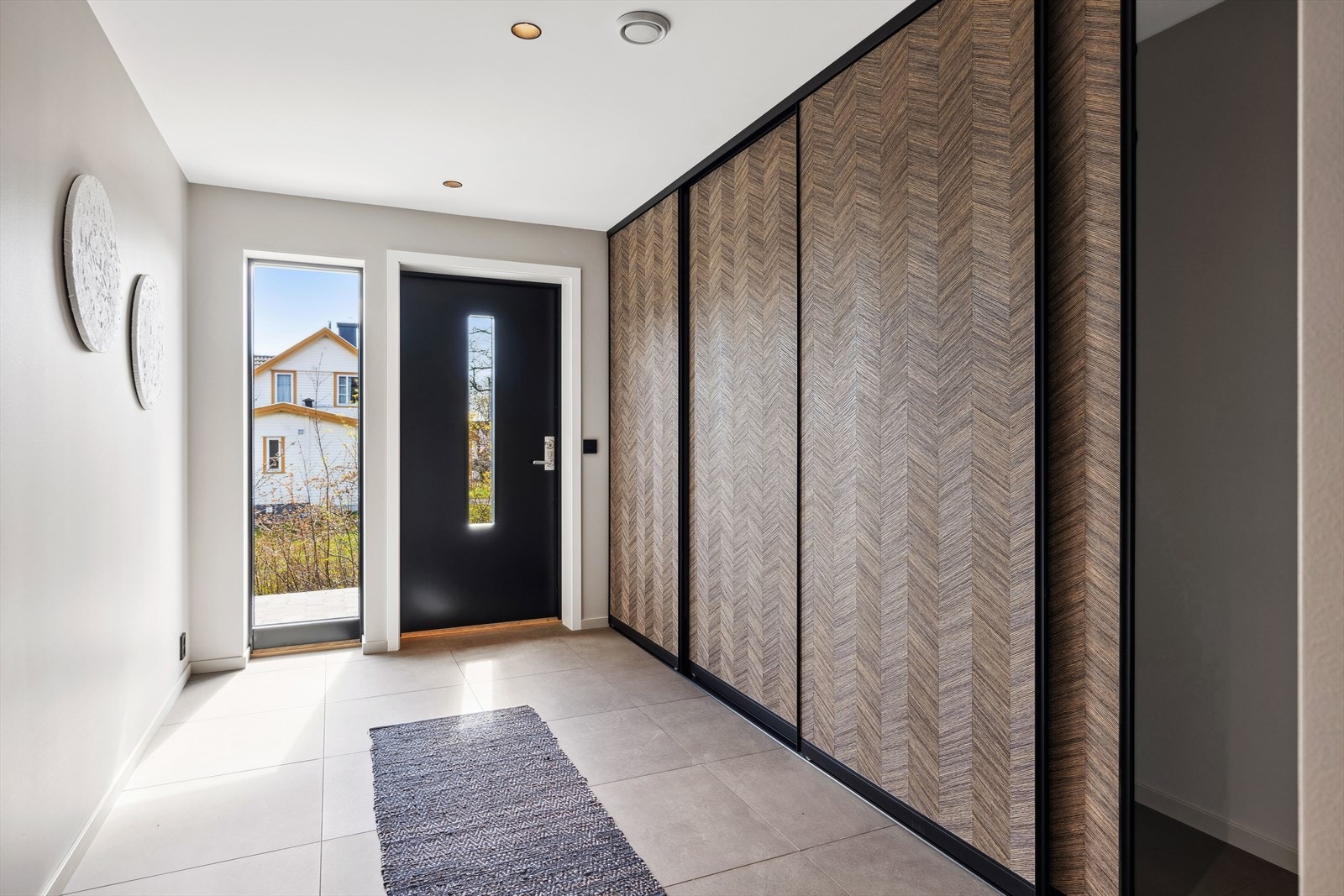 Velkommen inn i en flislagt, stor hall med varme i gulv. Galleribilde