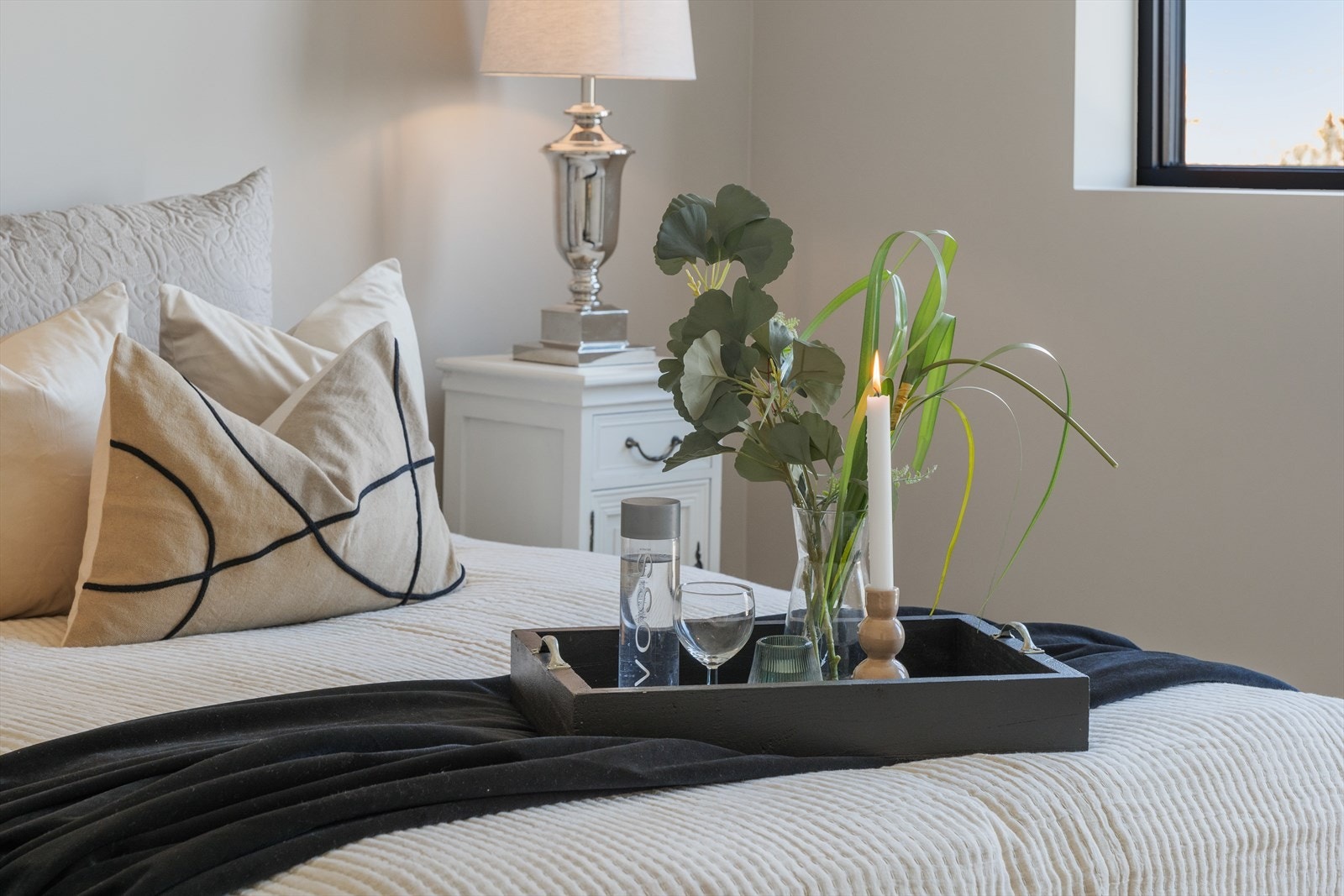 To av soverommene i denne etasjen har også balkongdør ut til hellelagt terrasse. Galleribilde