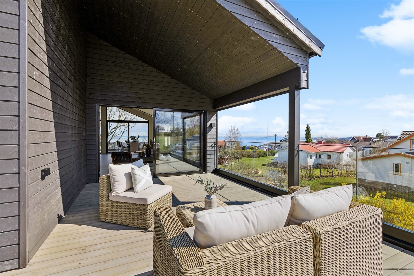 På terrassen på denne siden av boligen har både sjøutsikt og sen kveldssol. Galleribilde