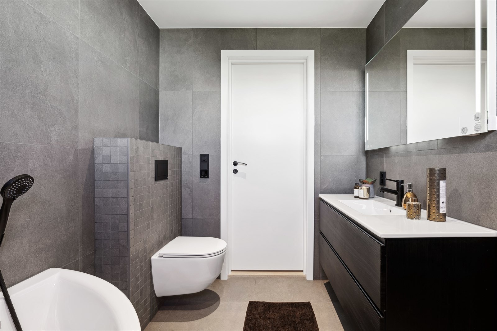 God skapplass og speil med innebygd lys. Galleribilde