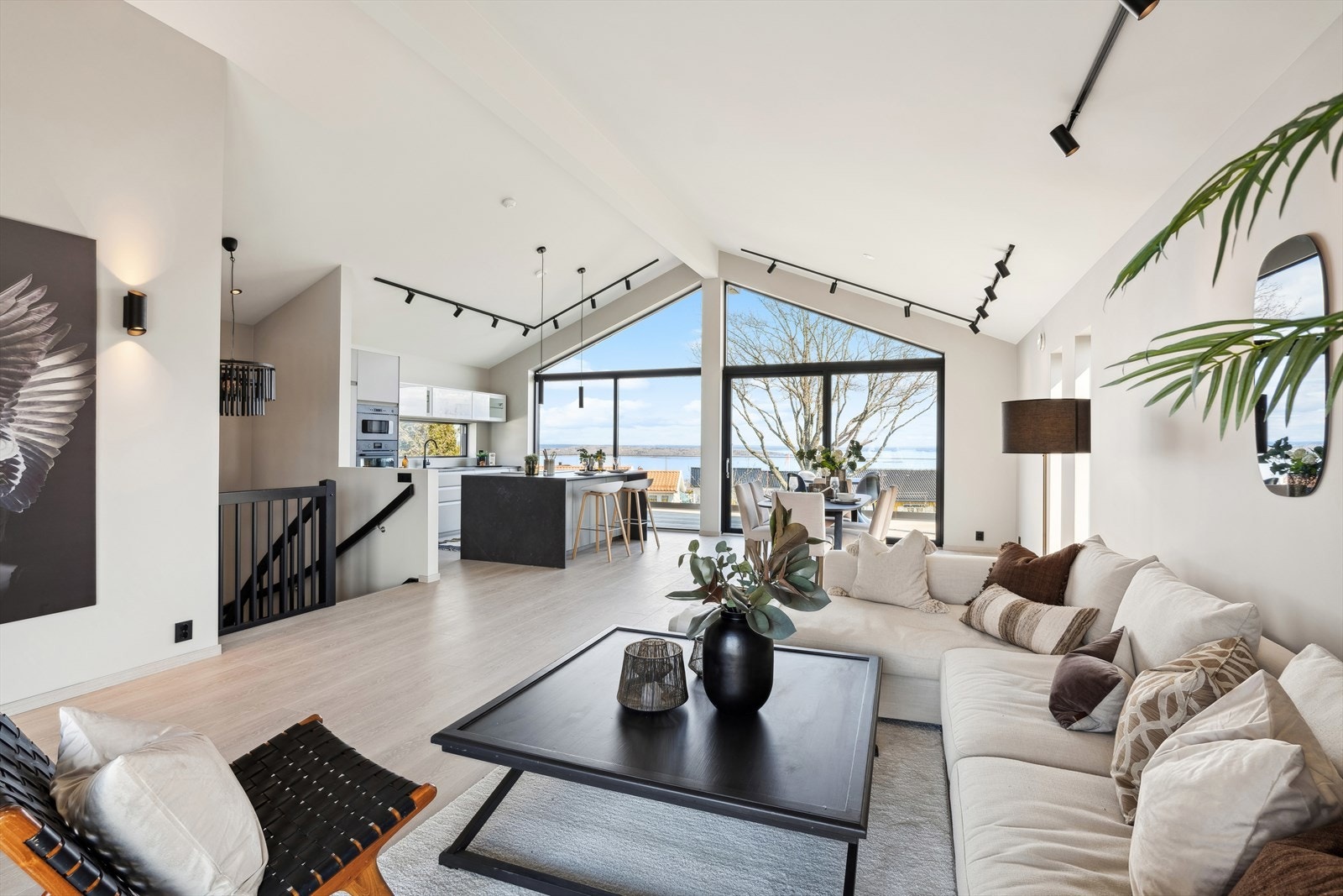 Stuen er gjennomgående med store vindusflater på begge sider gjør den svært lys. Galleribilde