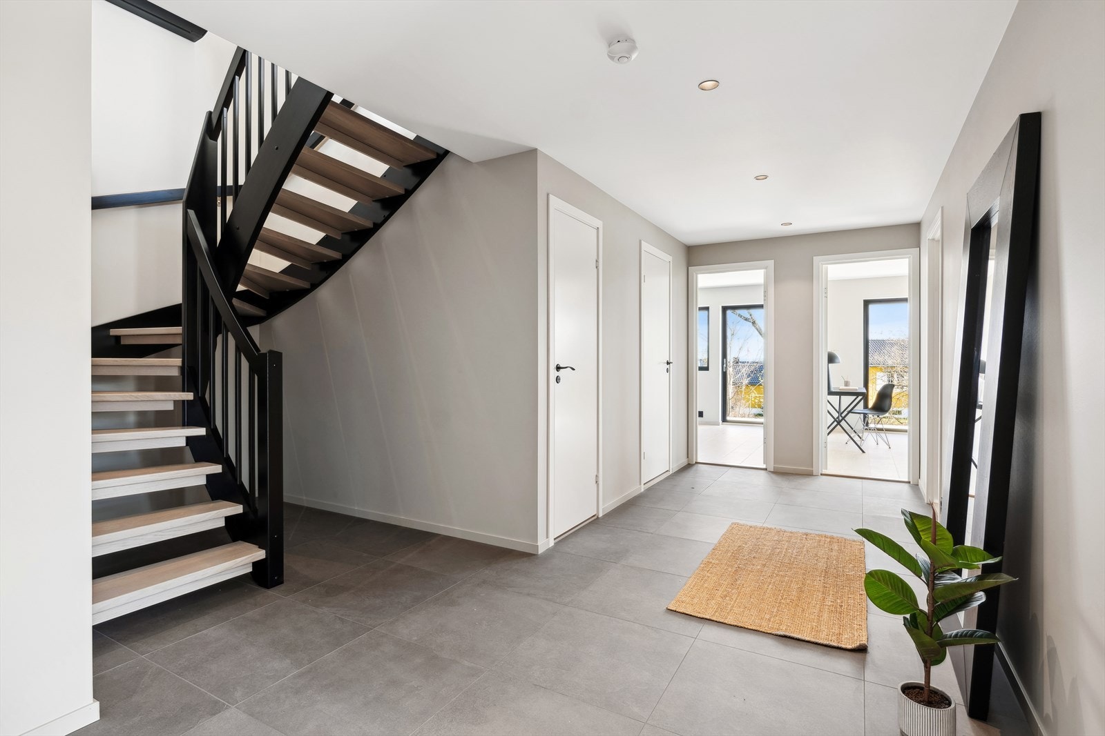 Fra hallen er det adkomst til vaskerommet, toalettrommet, bad og soverommene i 1 etasje. Galleribilde