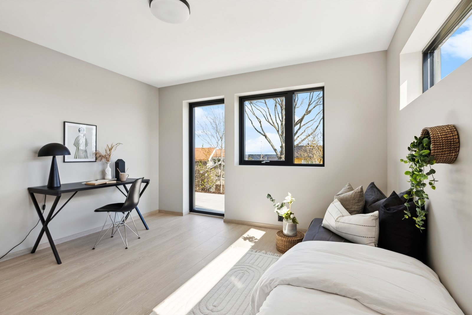 Soverom to av tre i første etasje Galleribilde