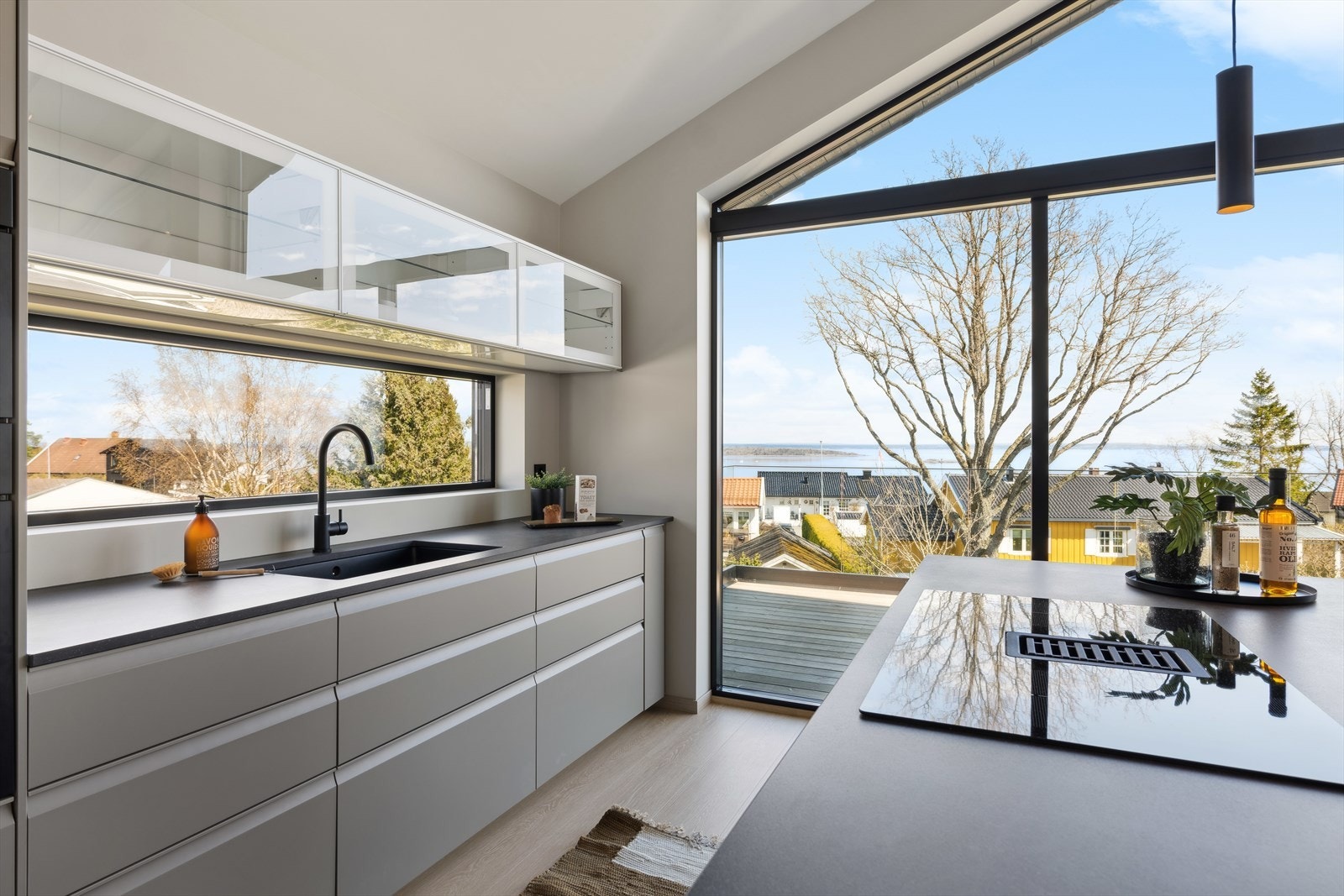 Slitesterk, spesialtilpasset benkeplate med varme og ripebestandighet både på kjøkkenøyen og rundt vasken. Galleribilde