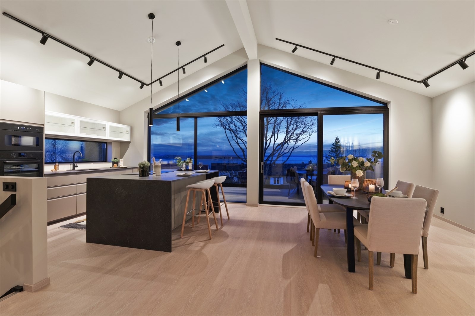 Kjøkken og stuen i 2 etasje utgjør et fantastisk utsiktsrom. Galleribilde