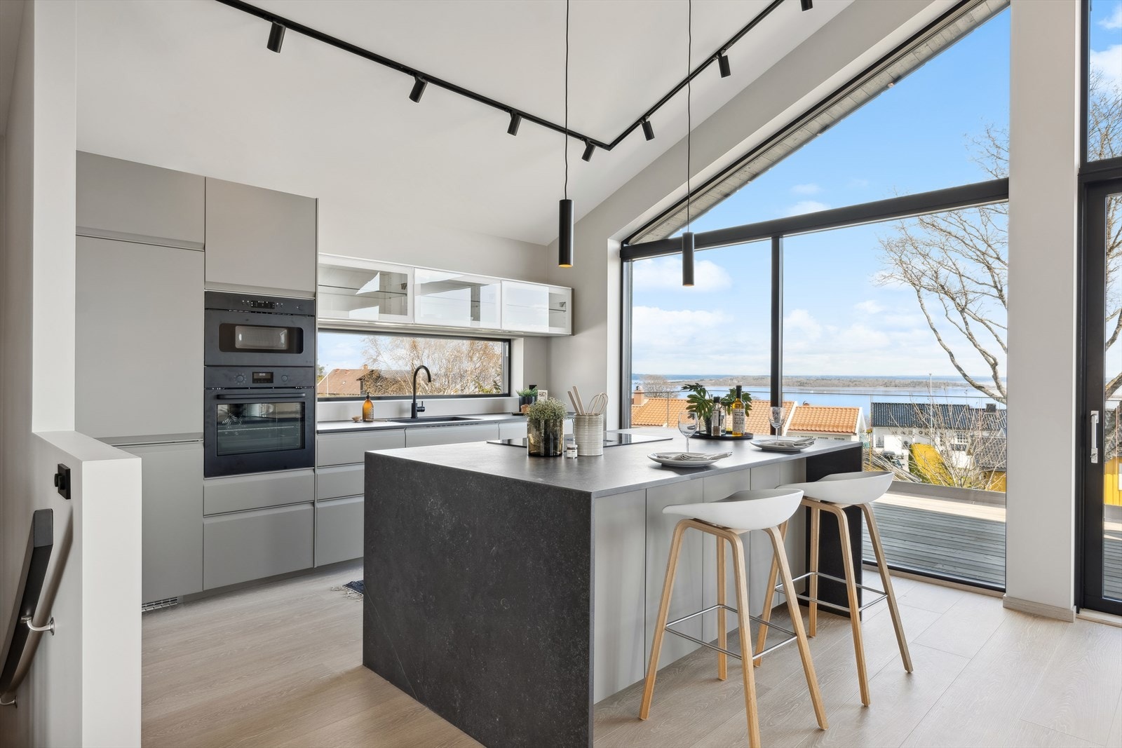 Spottskinner med demping i tak i stue og kjøkken. Galleribilde