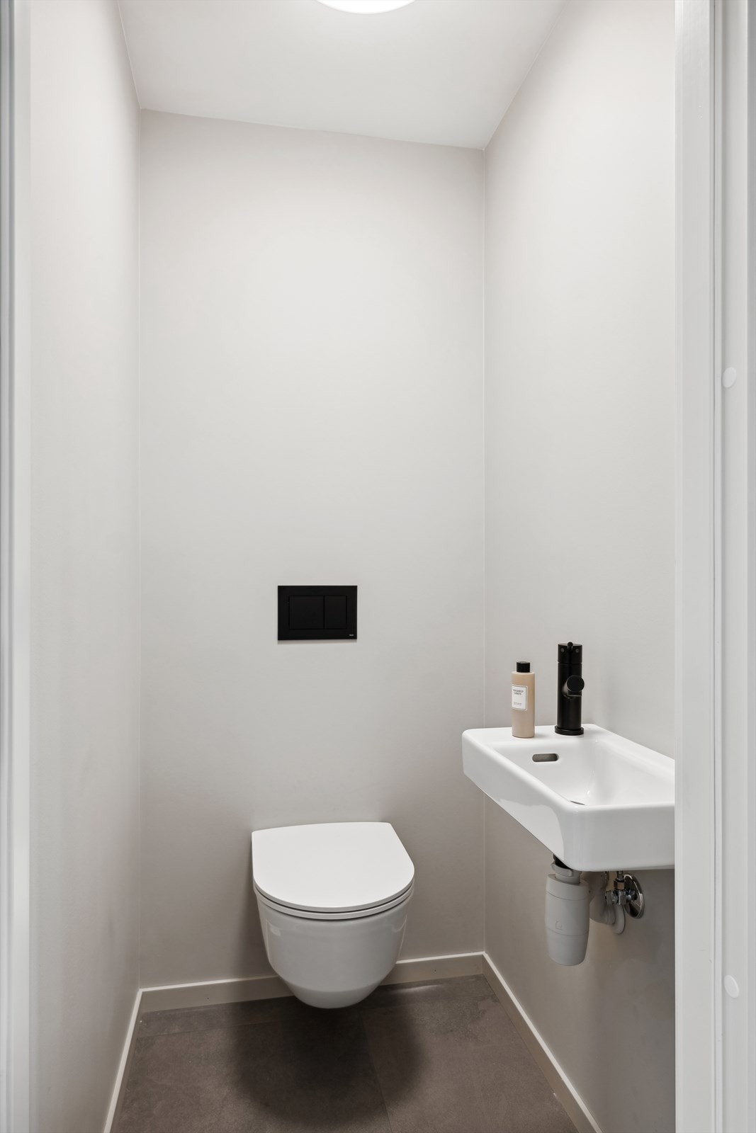 Eget toalettrom ved siden av badet i 1 etasje. Galleribilde