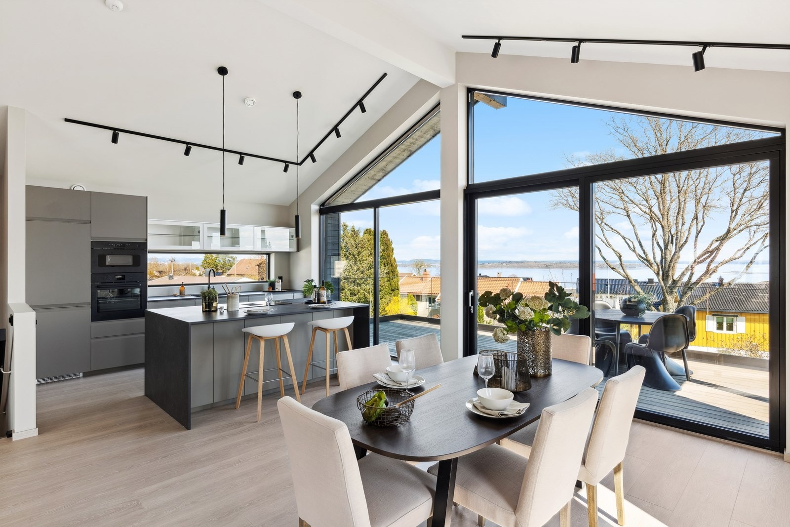 Vinduer fra gulv til tak. Galleribilde