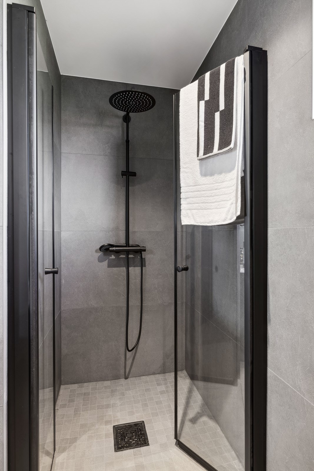 Dusjnisje med takdusj. Galleribilde