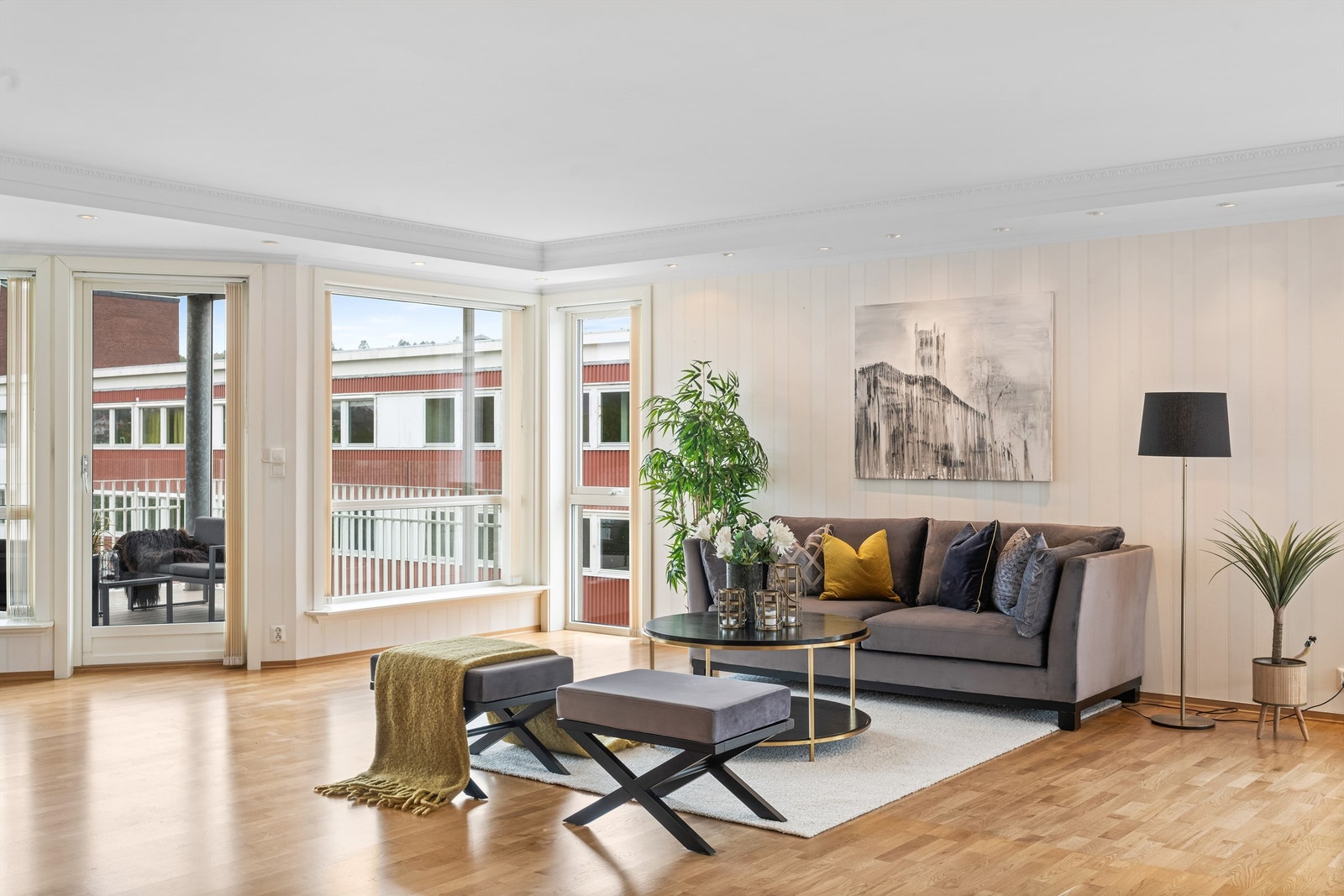 Utgang til stor veranda, som kan skjermes med elektrisk solskjerming Galleribilde