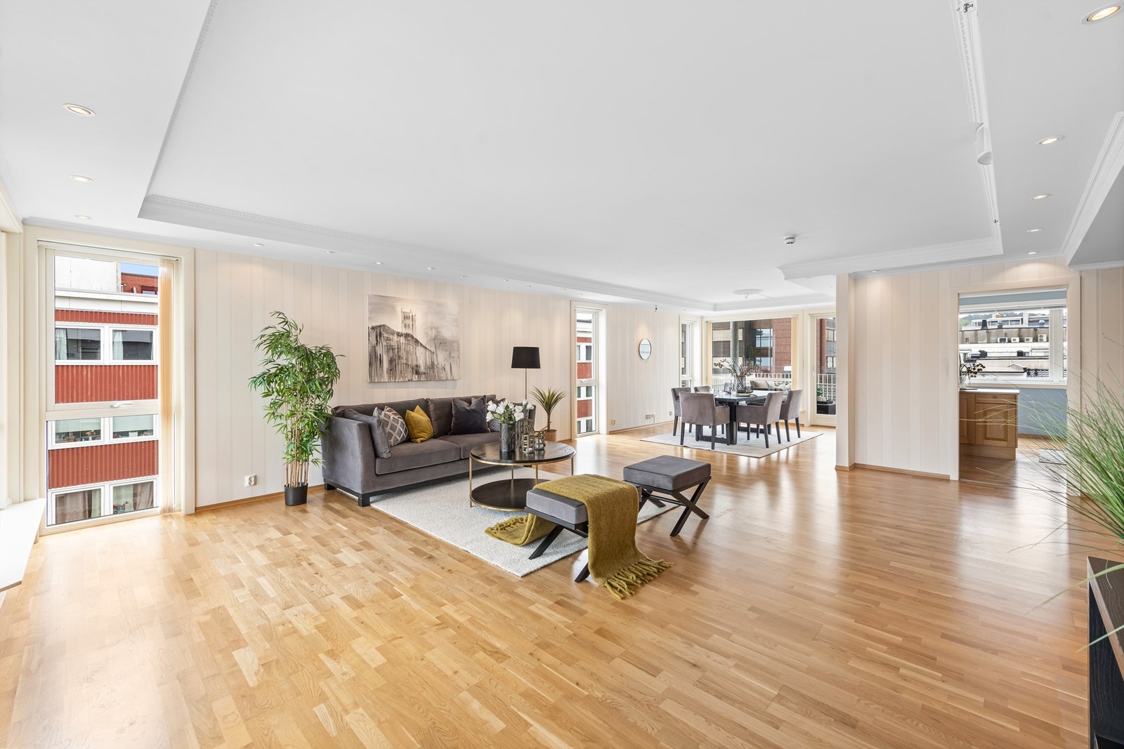 Stor og åpen stue med svært gode møbleringsmuligheter Galleribilde