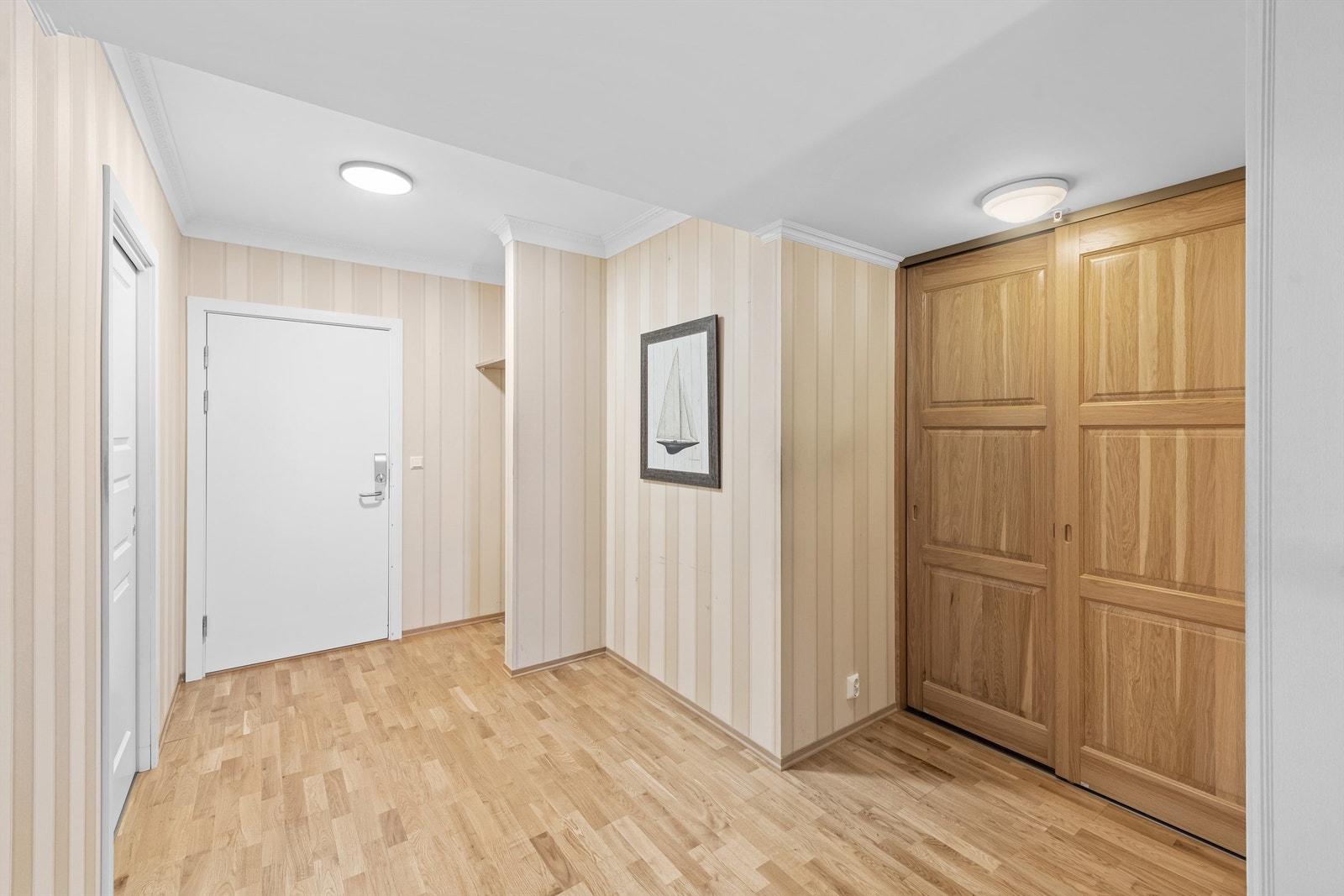 Romslig gang med garderobeskap Galleribilde