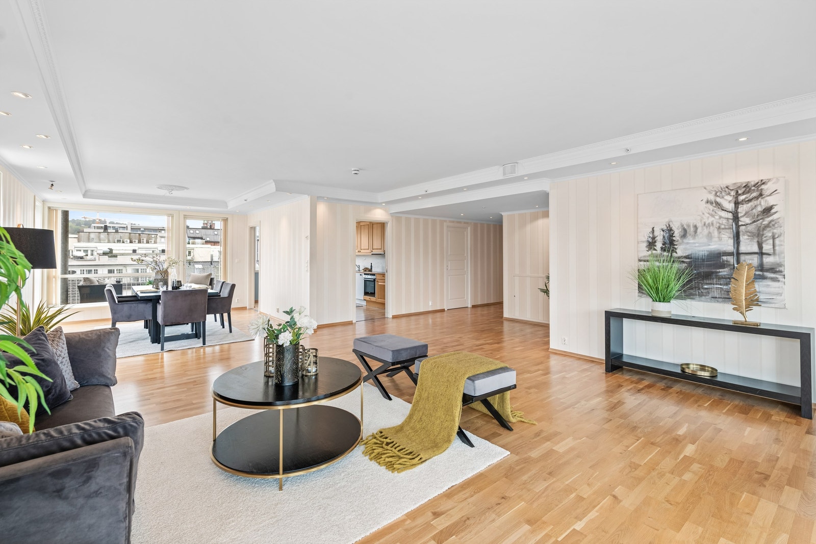 Meget romslig stue med lys med utgang til to verandaer Galleribilde