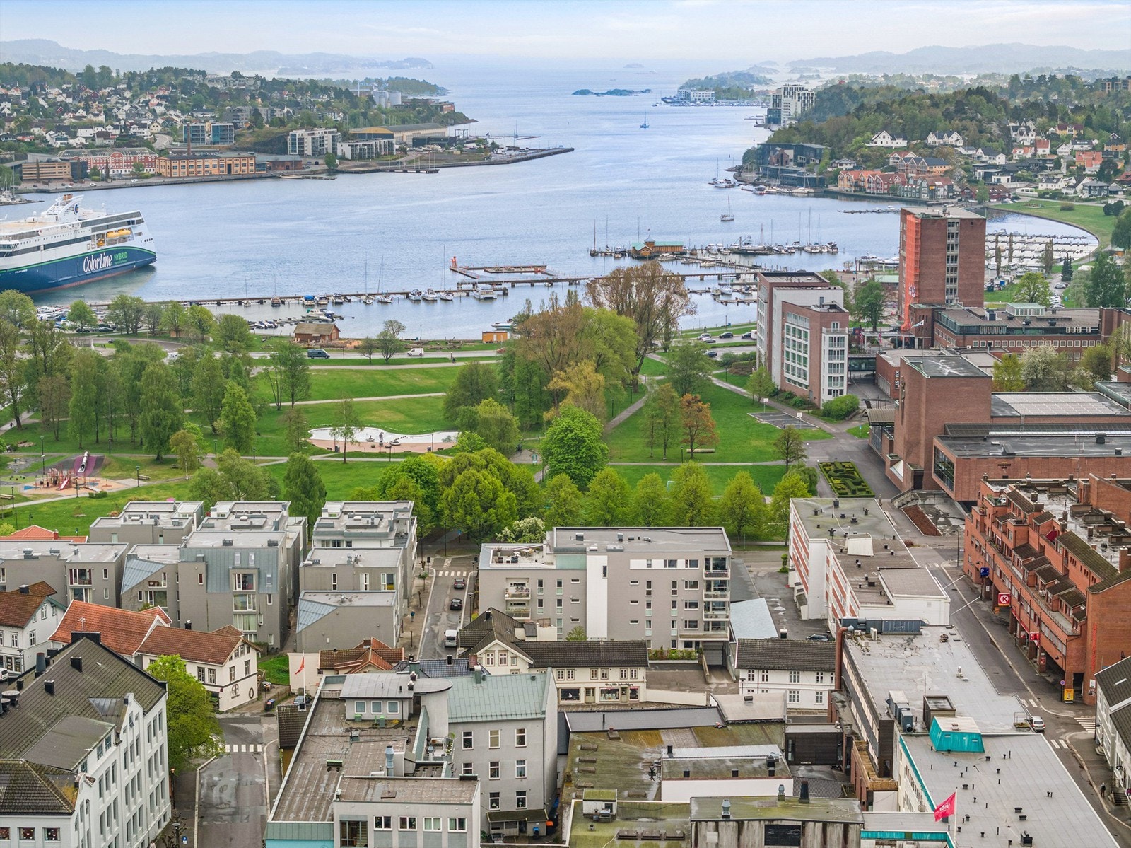 Kort vei til Badeparken, brygga med fine turområder og godt utvalg av serveringssteder Galleribilde