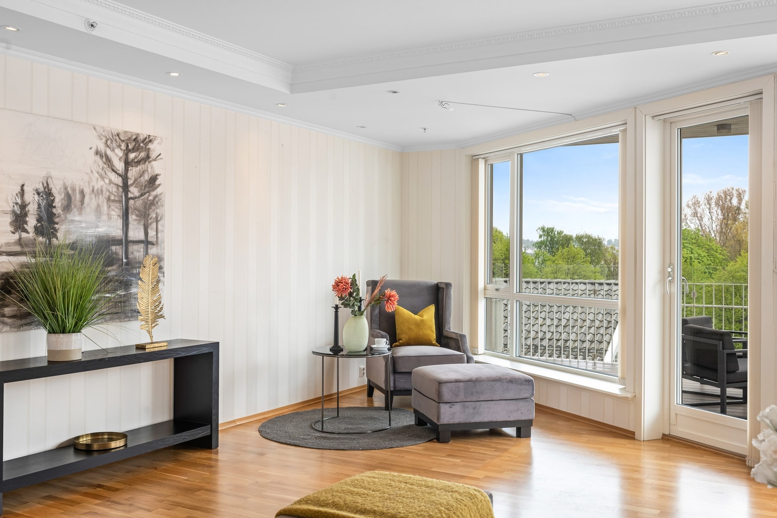 Downlights og detaljert listverk i tak Galleribilde