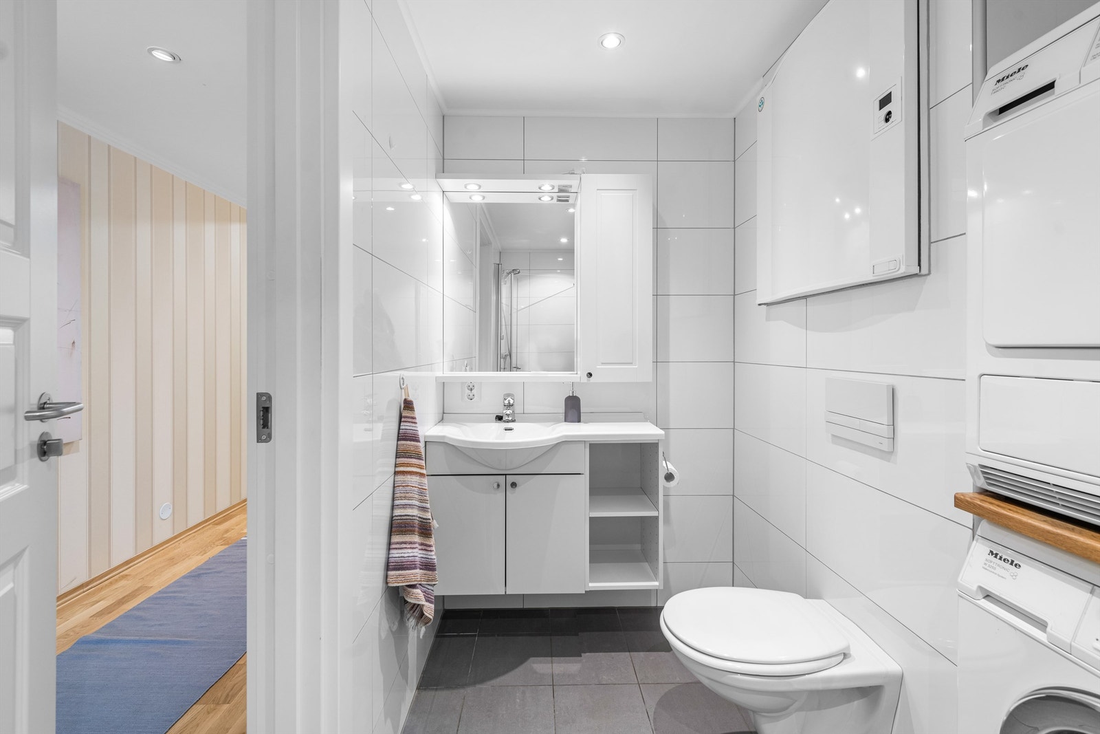 Gjestebad/vaskerom i tidløse flisevalg Galleribilde