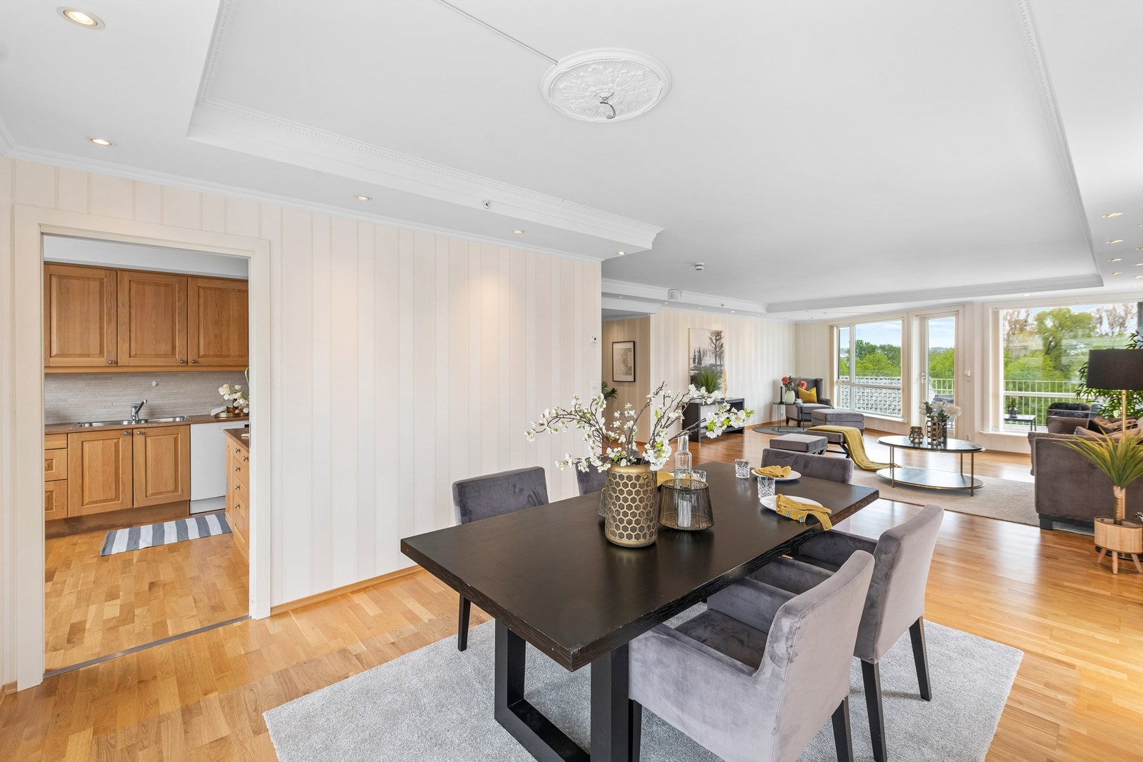 Kjøkkenet ligger avskilt fra stuen Galleribilde