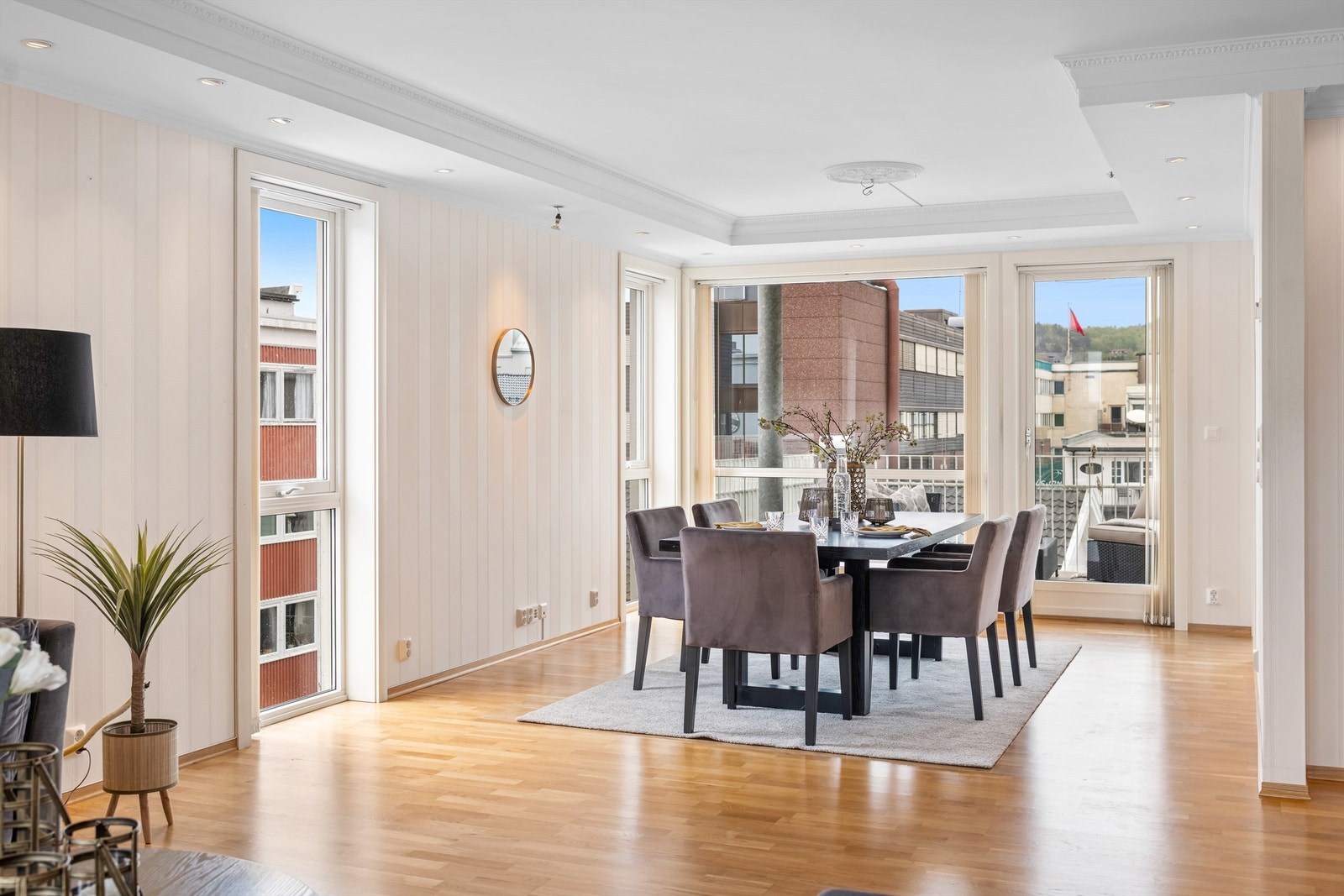 Spisestue med utgang til balkong mot nordvest Galleribilde