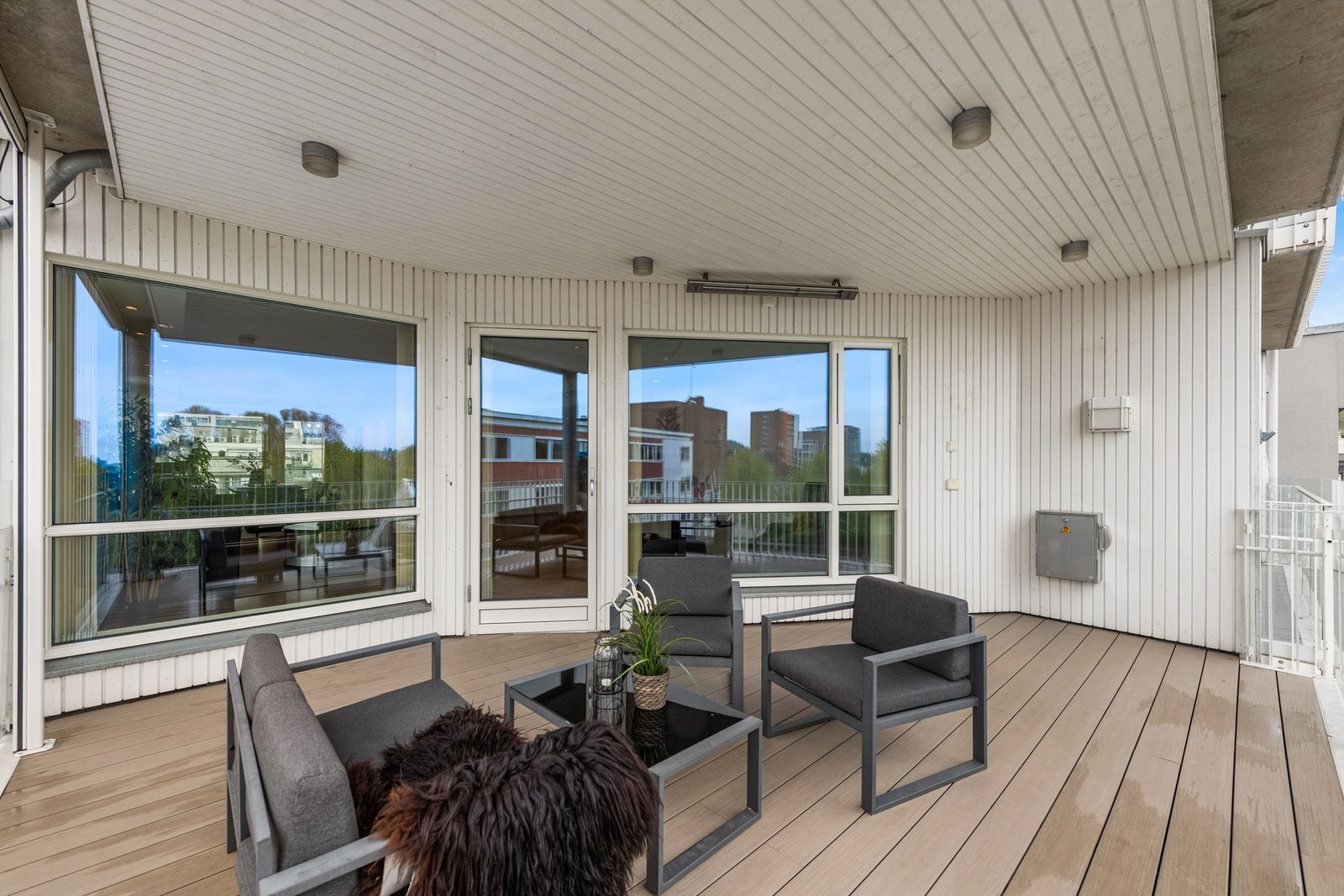 Overbygget deilig veranda mot syd med flott utsyn Galleribilde