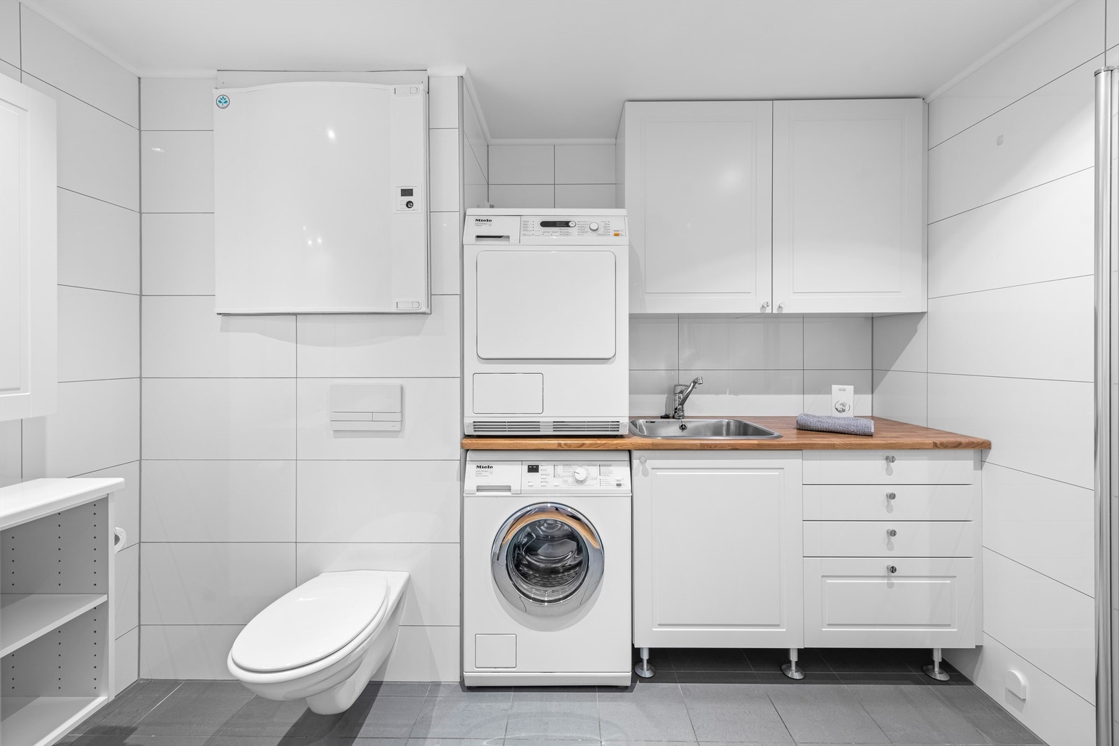 Gjestebad/Vaskerom er praktisk innredet med god innredning Galleribilde