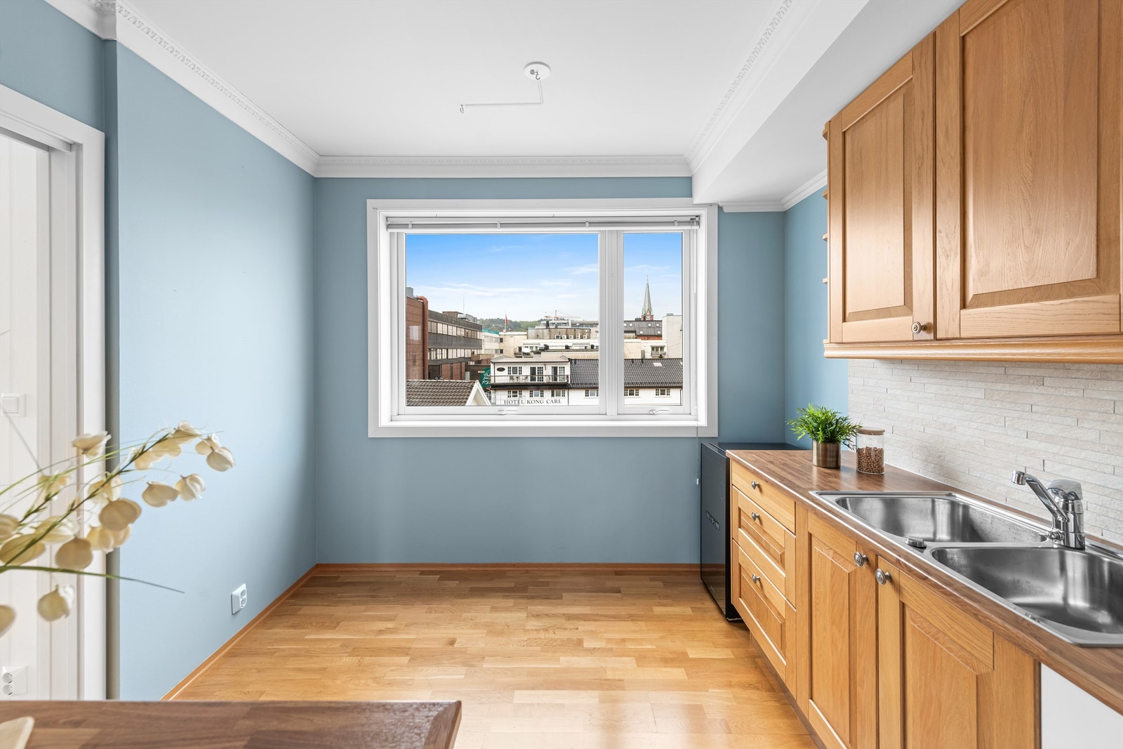 Koselig plass til kjøkkenbord for de daglige måltider Galleribilde