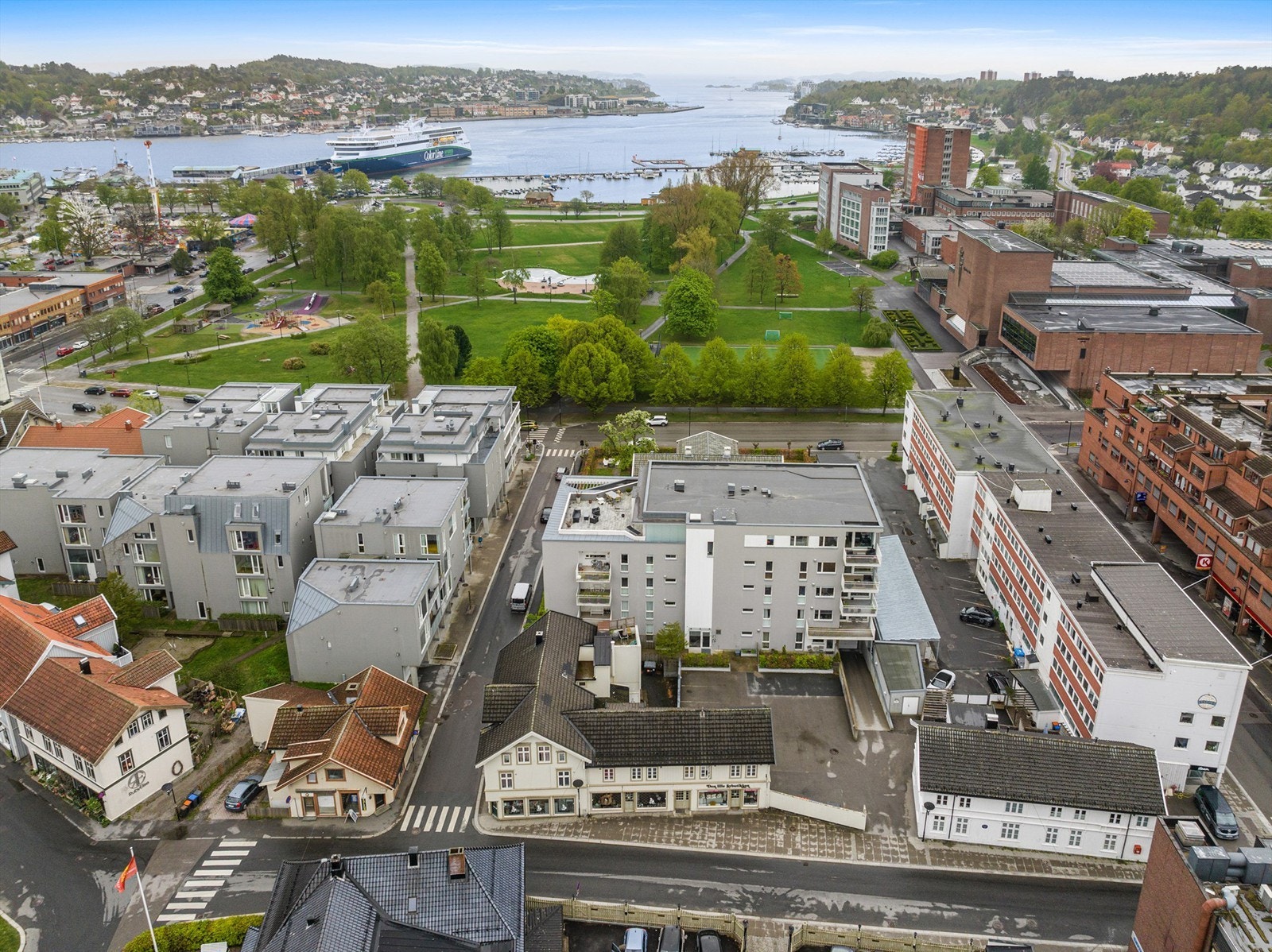 Det medfølger 2 parkeringsplasser, en i kjeller og en i bakgården Galleribilde