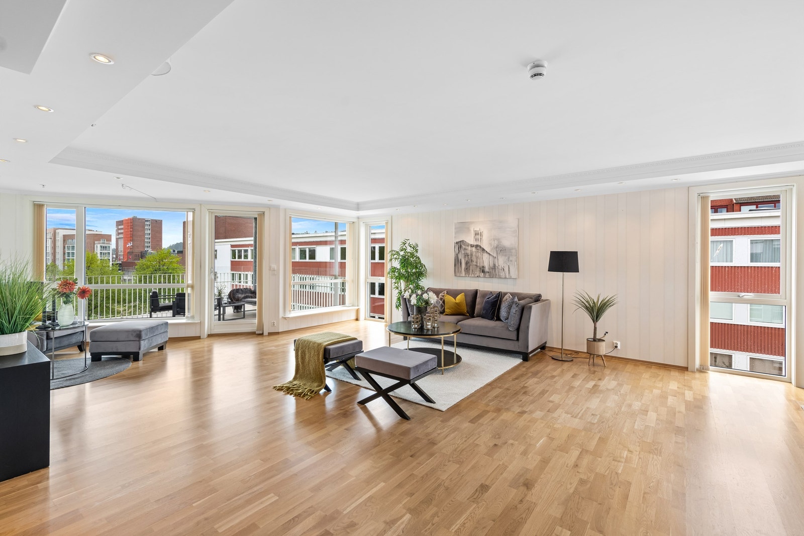 Store vindusflater mot syd, vest og nord Galleribilde