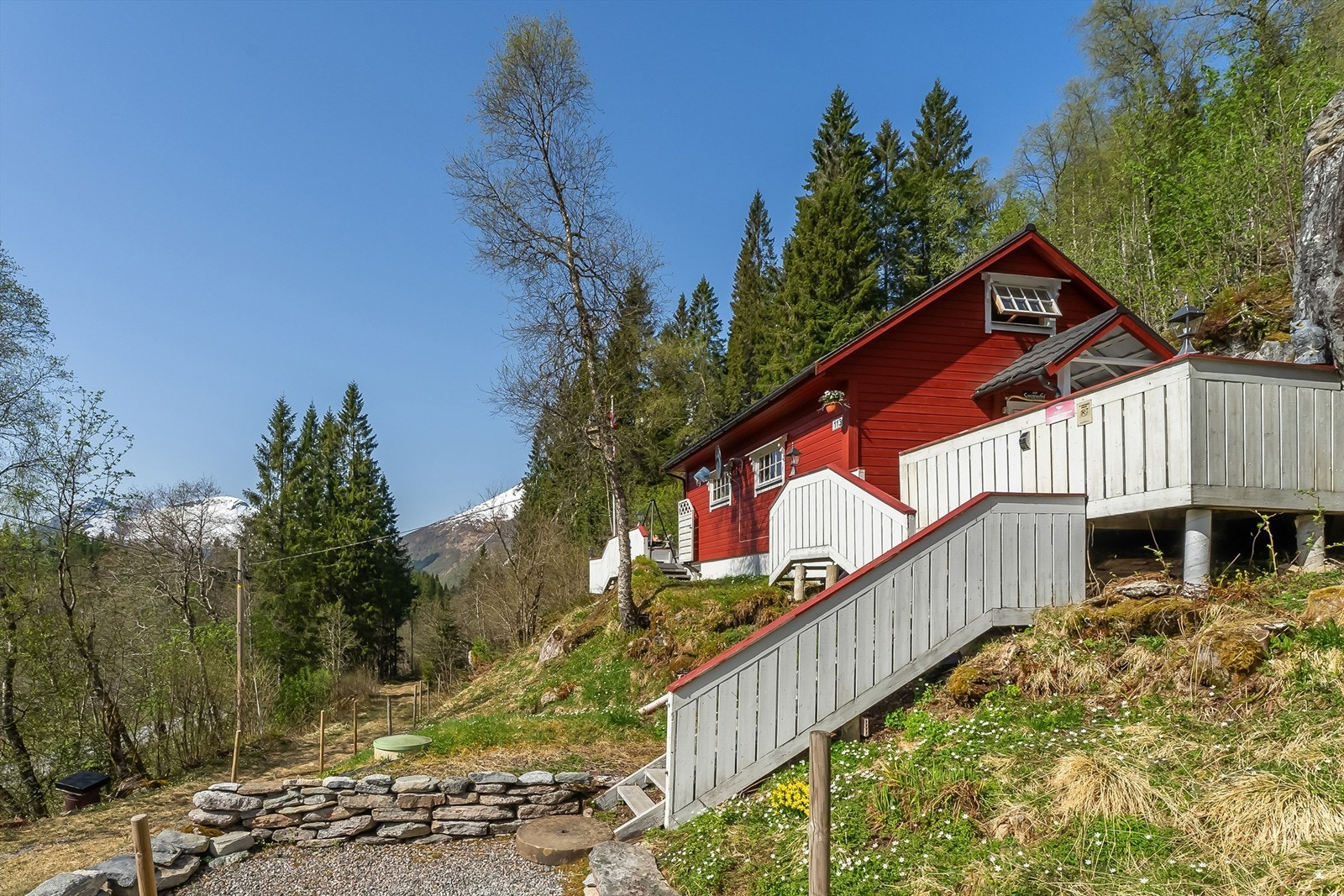 Hytten ligger i naturskjønne omgivelser på vei opp mot Standalseidet Galleribilde