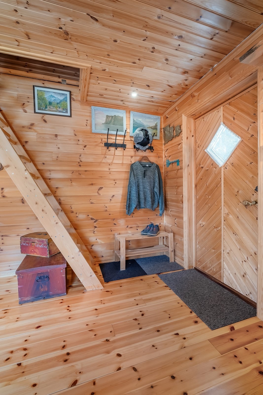 Innvendige overflater er i hovedsak furupanel, som lager en lun og god hyttestemning Galleribilde