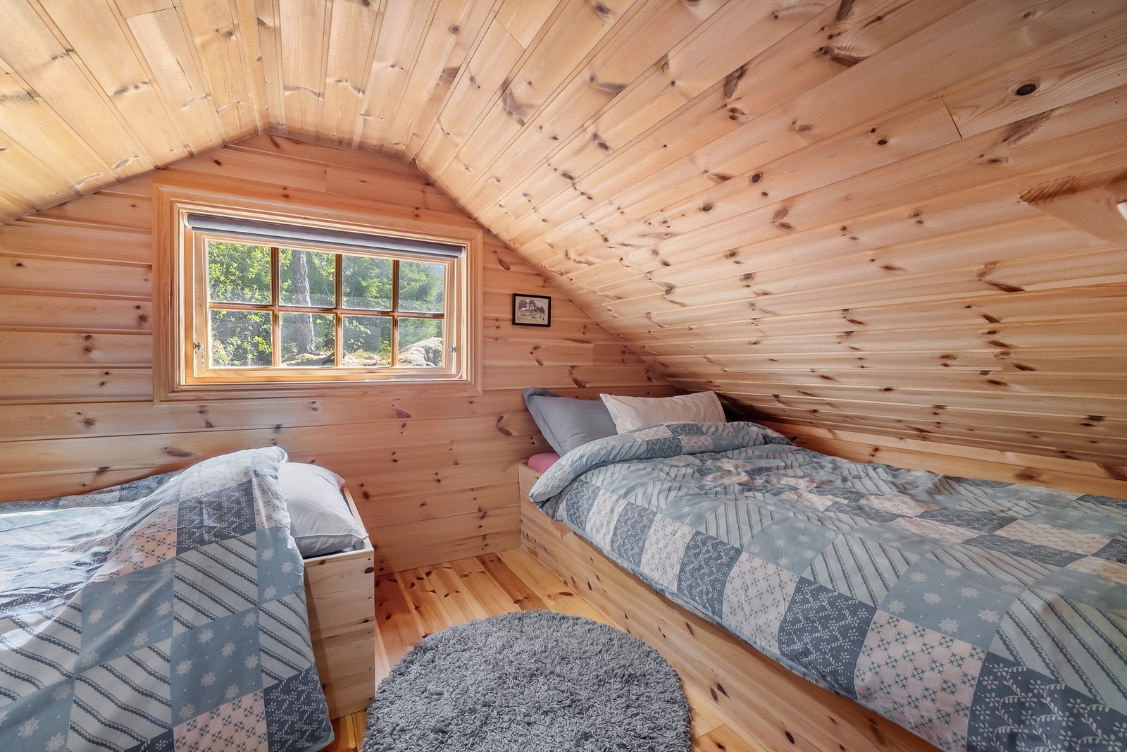 i andre etasje er det to soverom Galleribilde