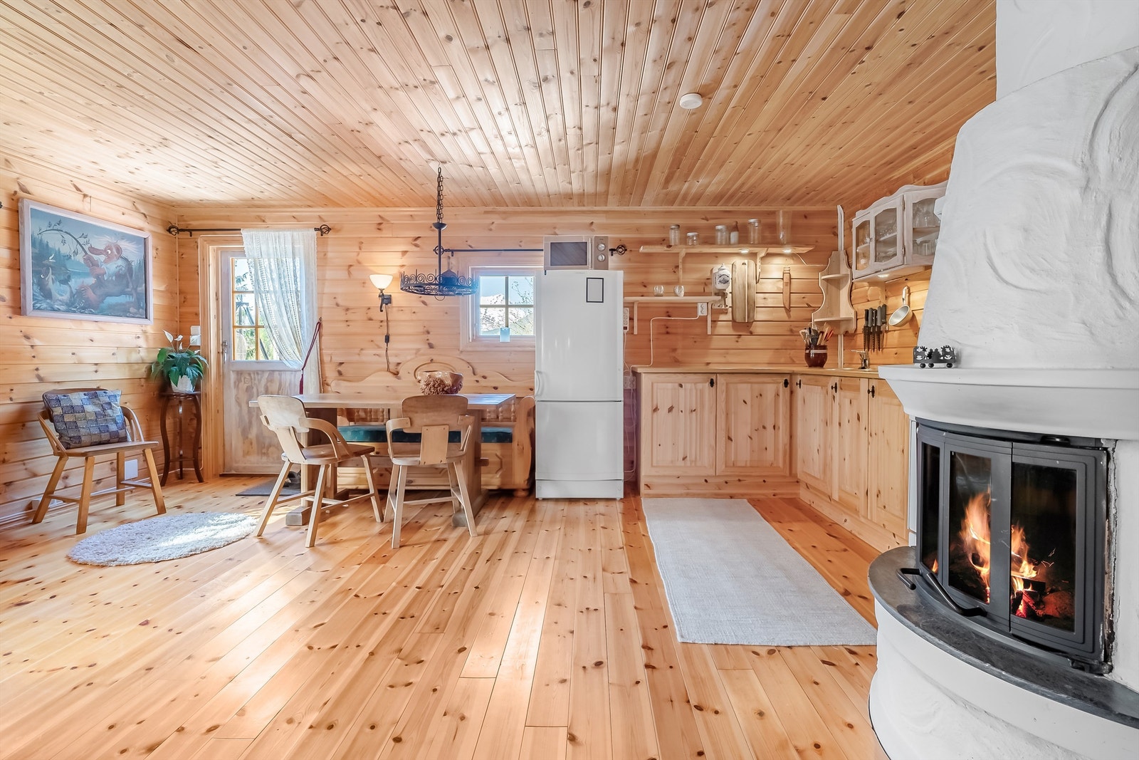 Fin spiseplass ved kjøkkenet. Peis som sprer både varme og hygge i oppholdsrommet. Galleribilde