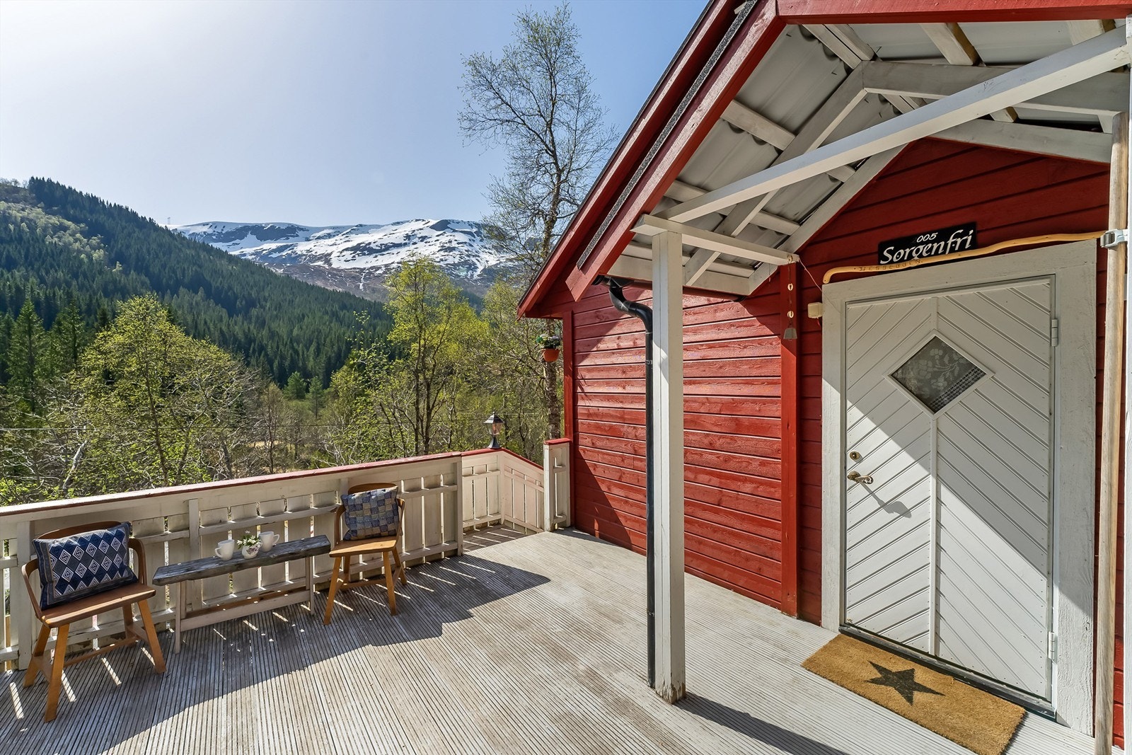 Flotte solrike uteplasser både ved inngangsdøren og med utgang fra stue Galleribilde