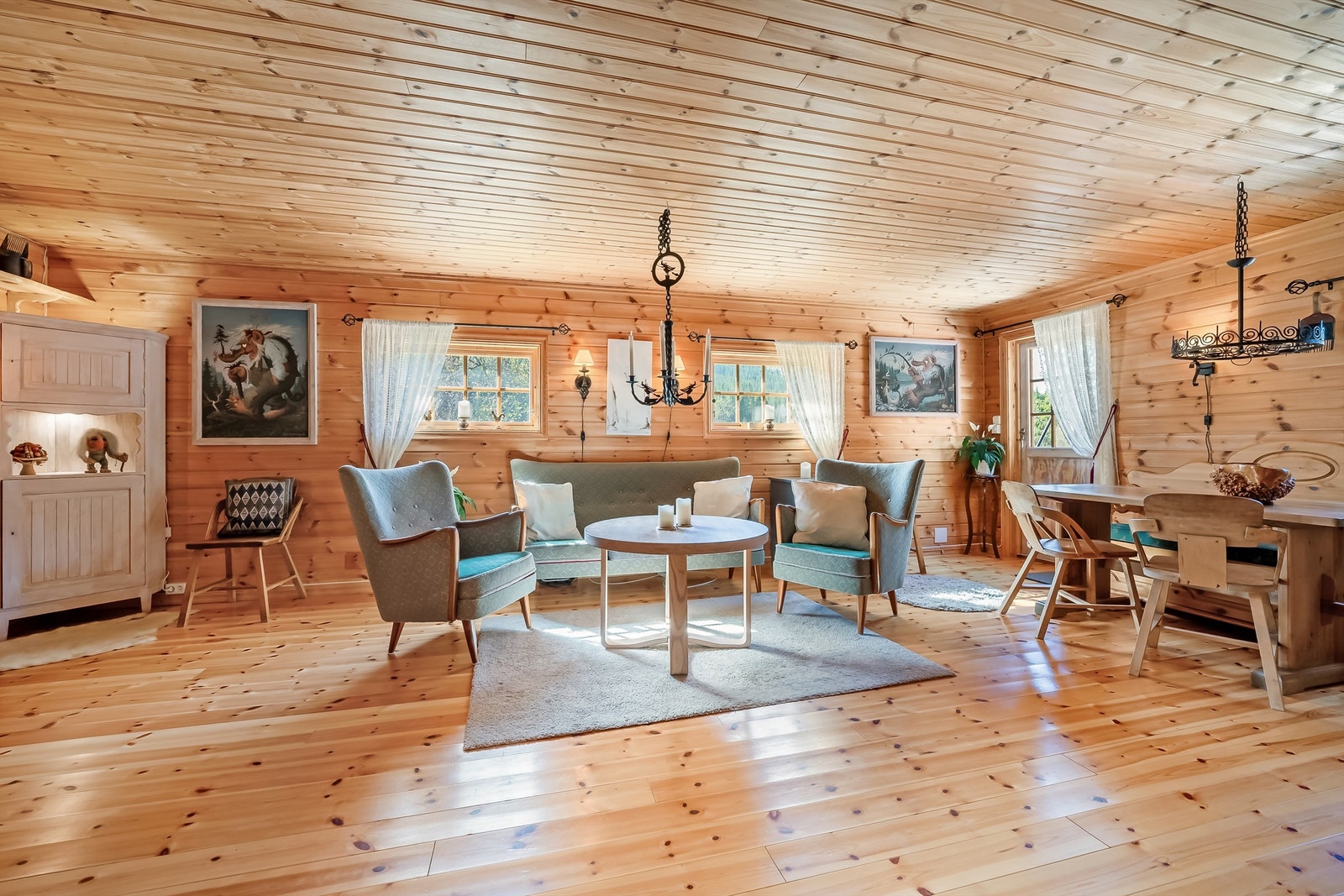 Oppholdsrommet er i åpen løsning, perfekt for rolige samlinger med familien Galleribilde