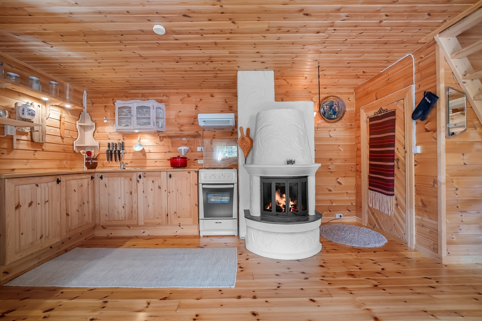 Pent furukjøkken som kler resten av hytta godt! Galleribilde