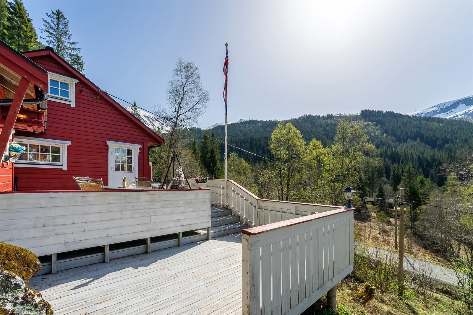 Solrik, sørvestvendt terrasse med fin utsikt mot naturen Galleribilde
