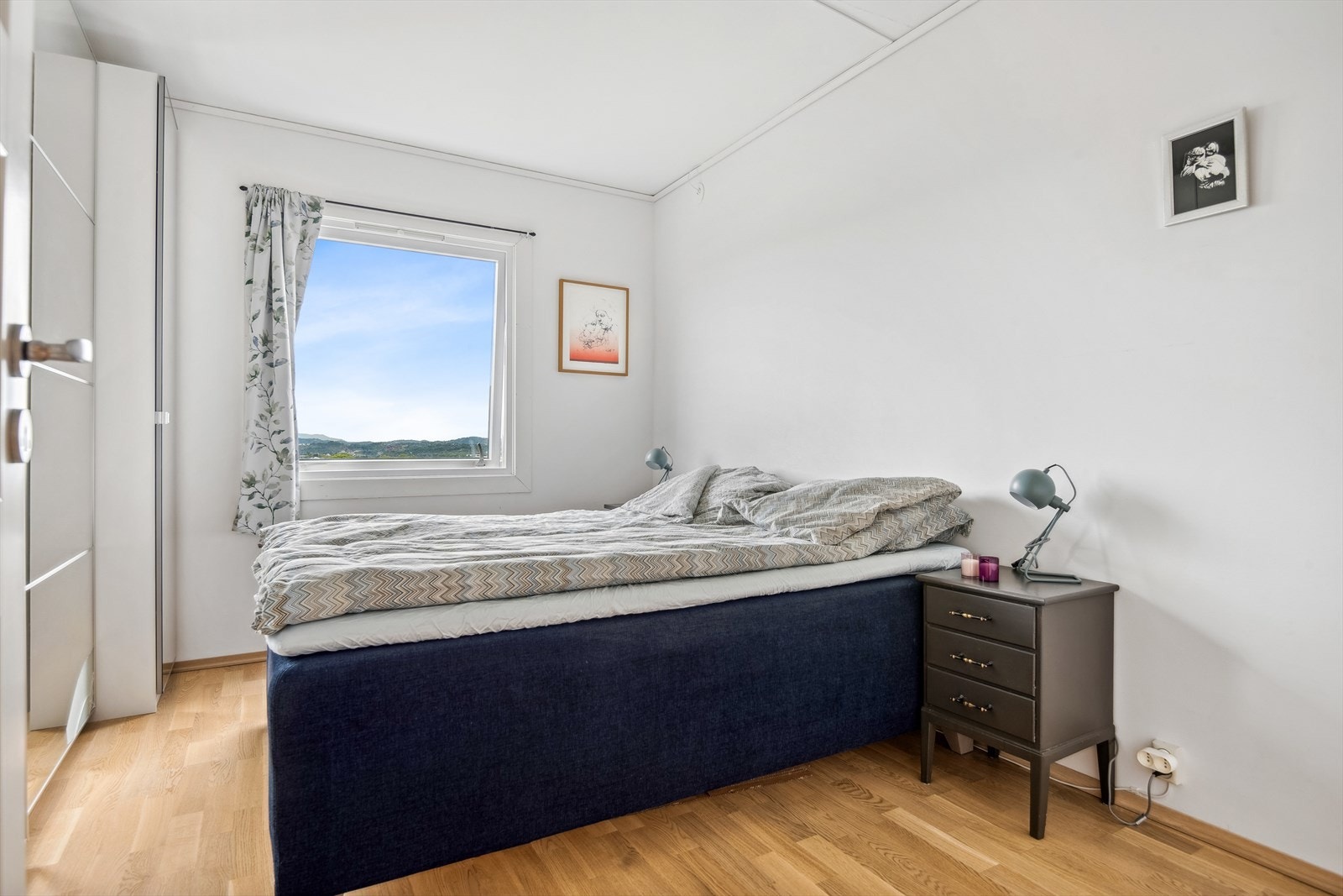 Samme fantastiske utsikt som på balkongen her inne på soverommet. Galleribilde