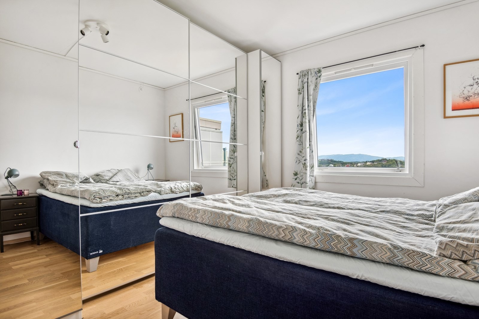 Stort hovedsoverom med garderobe på en hel vegg. Galleribilde