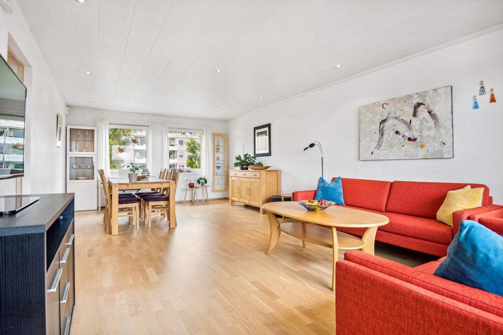 Stuen er på hele 31 kvm. Her er god plass til sofagruppe og spisestue. Galleribilde