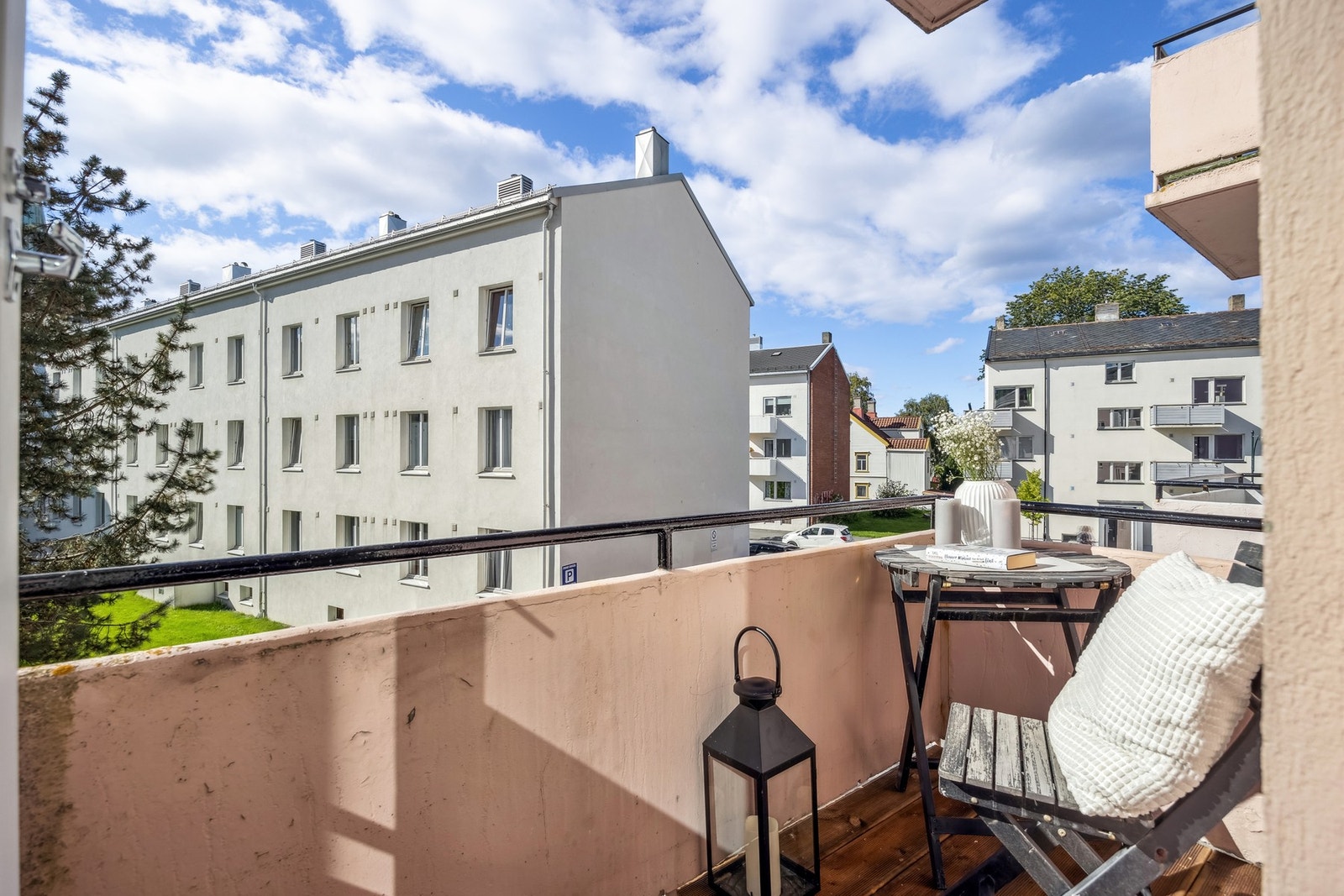 Fra stuen har du adkomst til en herlig balkong med plass til sittegruppe, ypperlig på varme sommerdager. Galleribilde