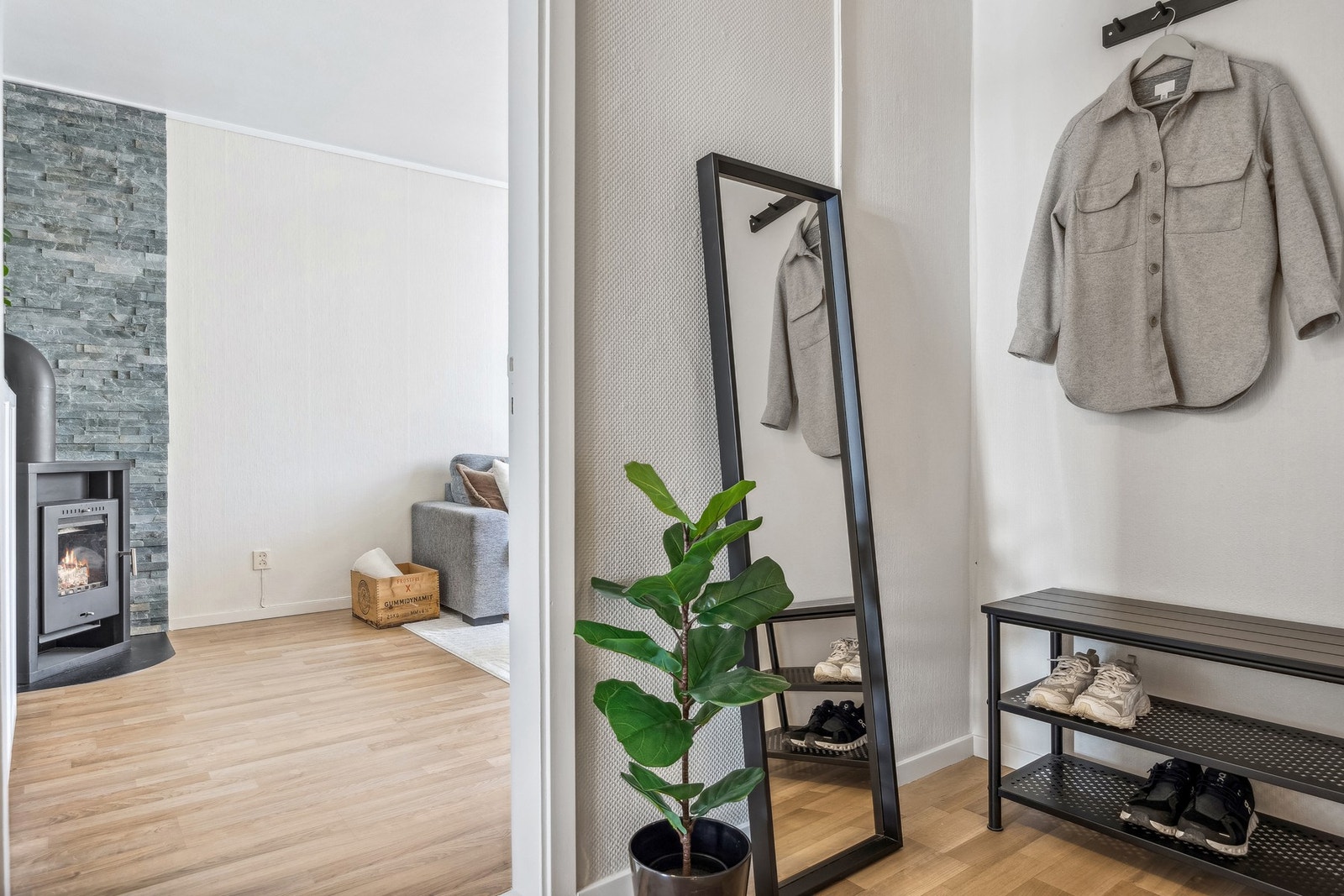 Velkommen inn! Når du kommer inn i leiligheten har du en romslig entré med plass til oppheng av yttertøy og oppbevaring av sko. Galleribilde