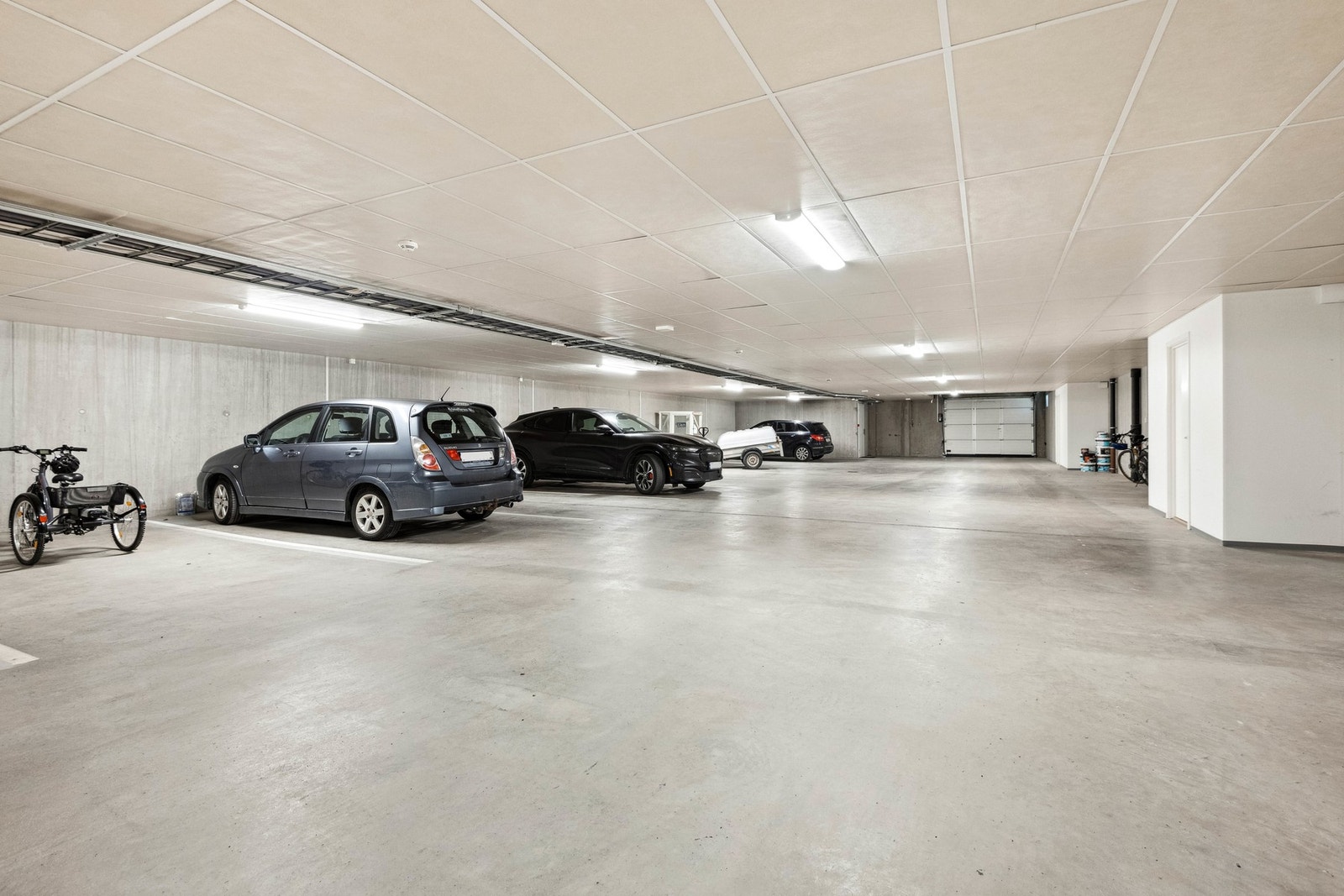 Parkeringsplass i felles parkerinskjeller. Galleribilde