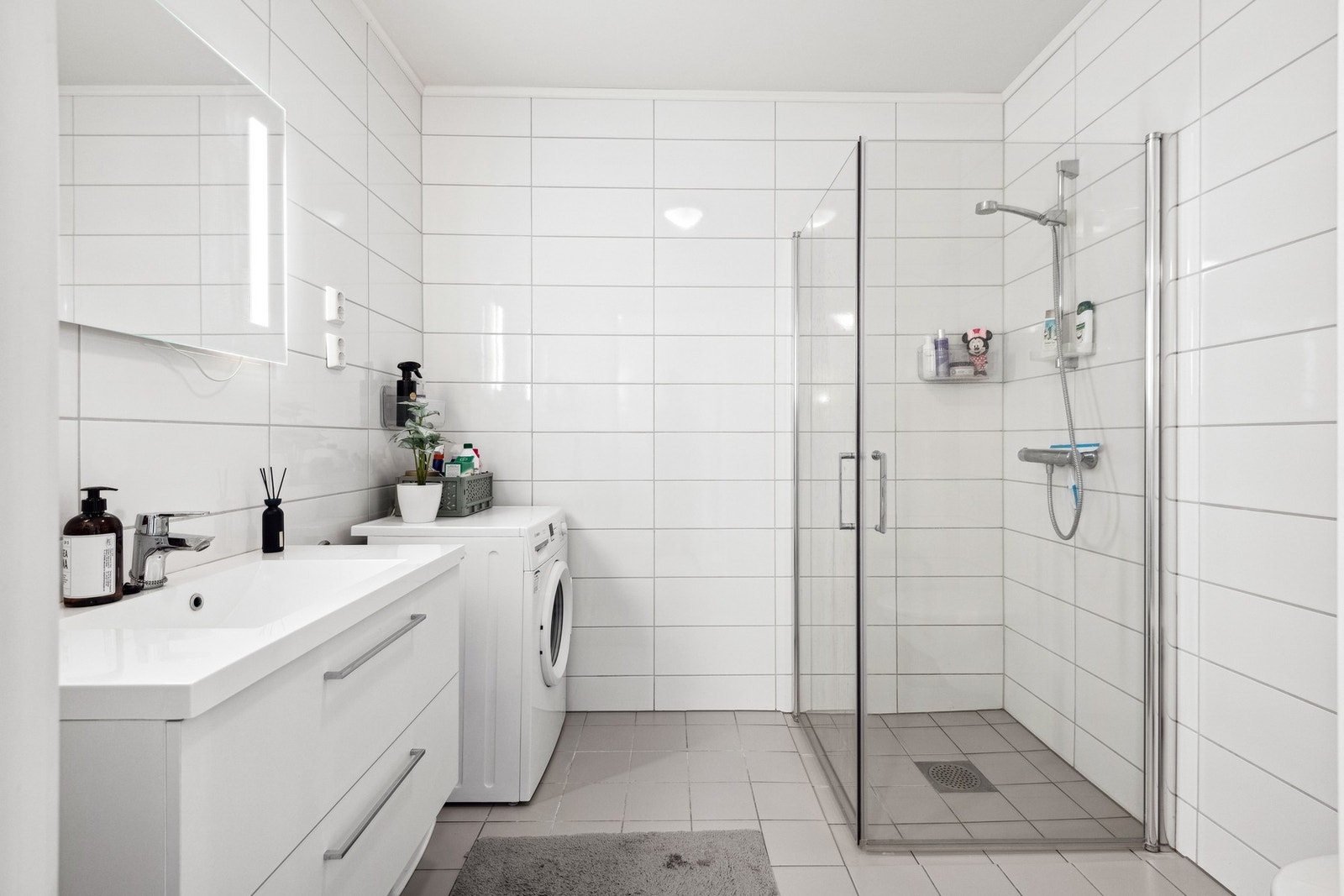 Romslig bad med flislagt gulv med varmekabler. Opplegg for vaskemaskin. Galleribilde