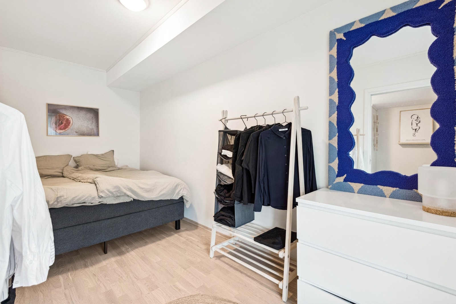 Hovedsoverommet er på ca. 10,5 kvm og har plass til dobbeltseng og garderobeløsning. Galleribilde