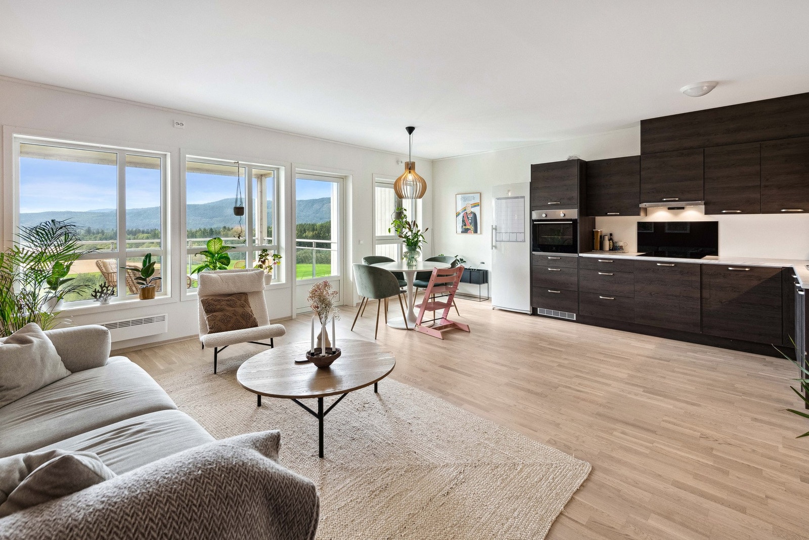 God plass til ulik type møblering som sofagruppe og spisegruppe. Galleribilde