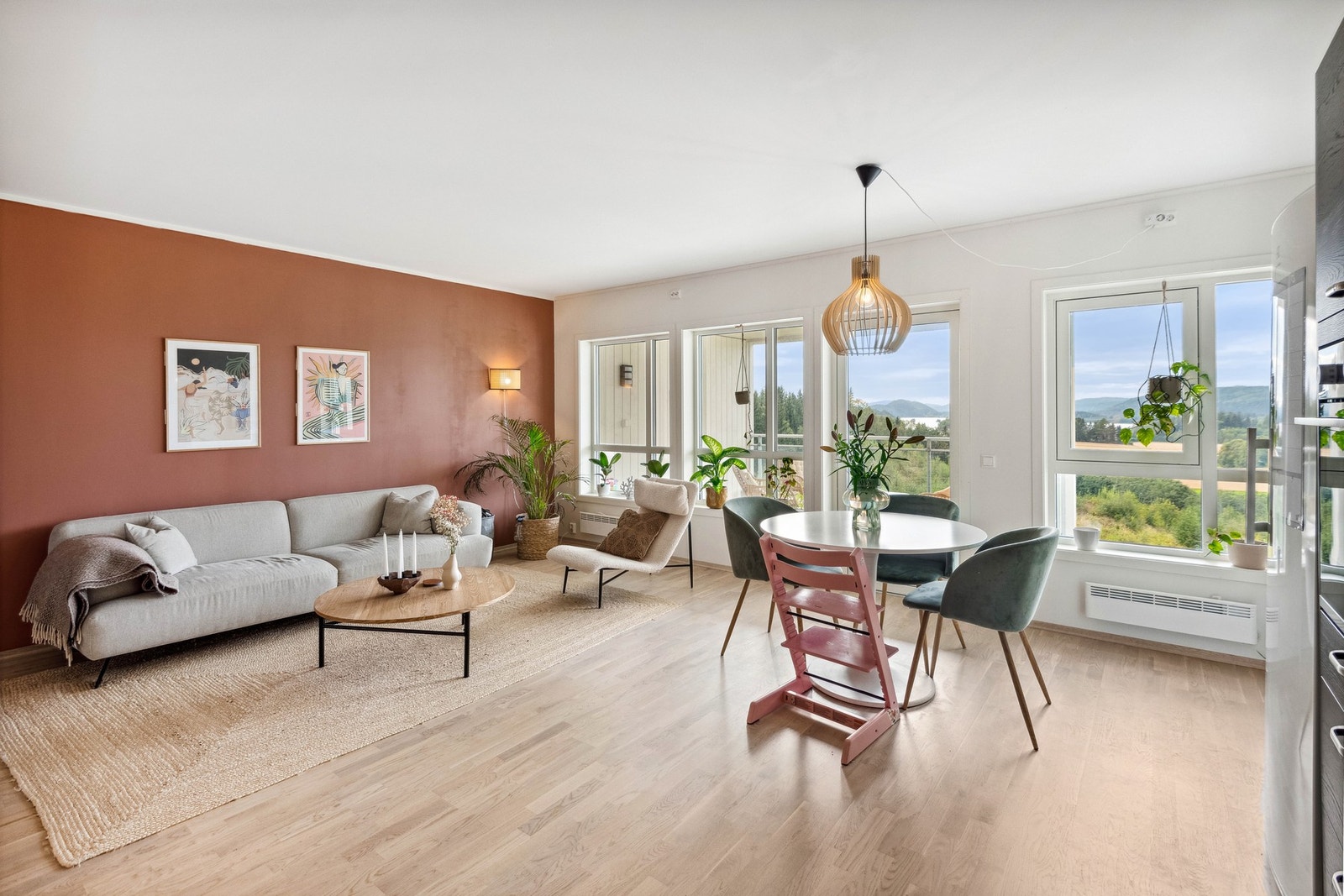 Store vindusflater på stue som slipper inn mye naturlig lys. Galleribilde