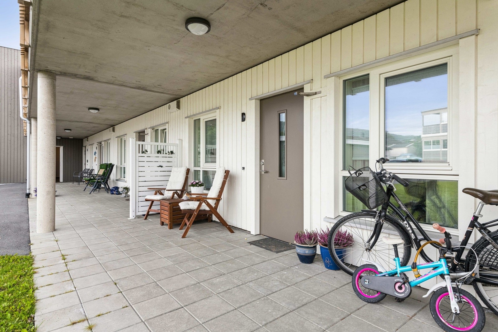 Takoverbygget inngangsparti. Galleribilde