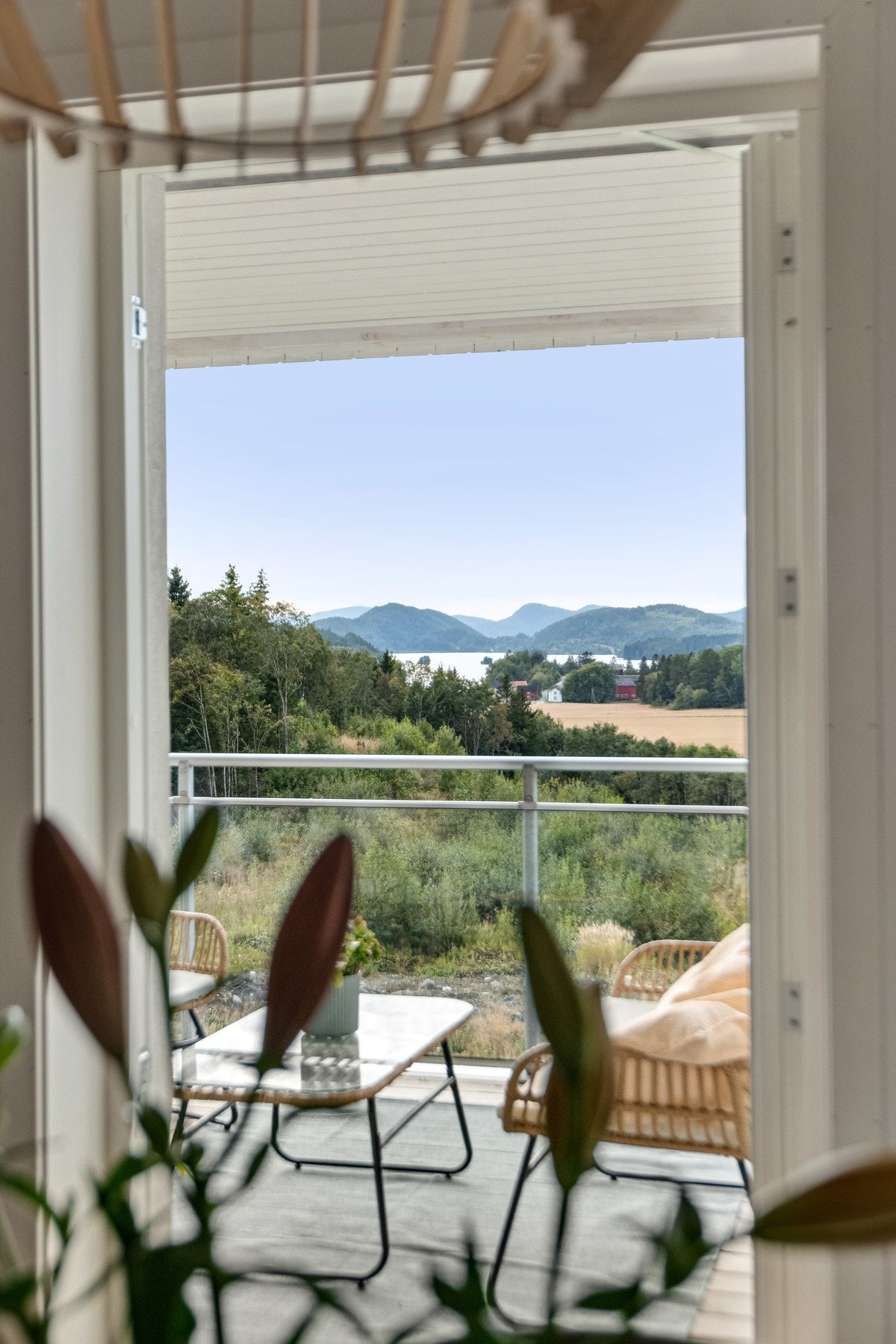 Fra boligen kan man nyte utsikten mot Hammarvatnet. Galleribilde