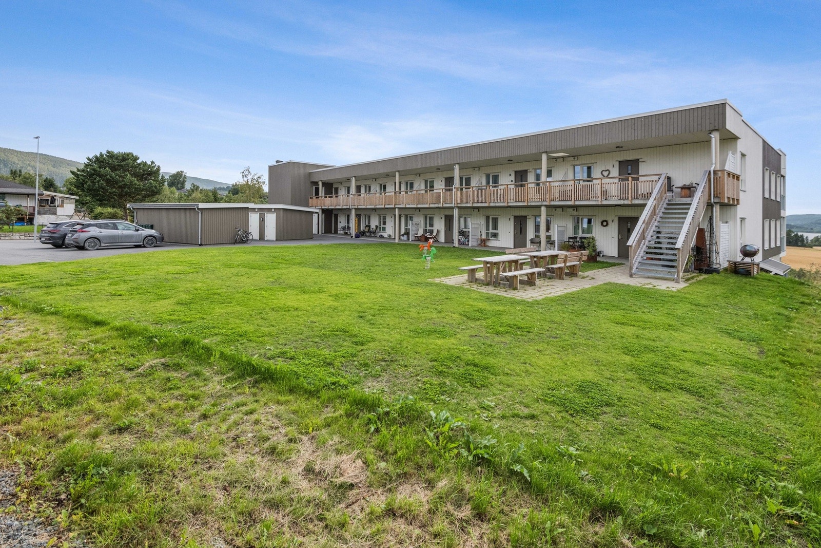 Veletablert borettslag med store fellesareal som kan brukes av alle andelseierne. Galleribilde