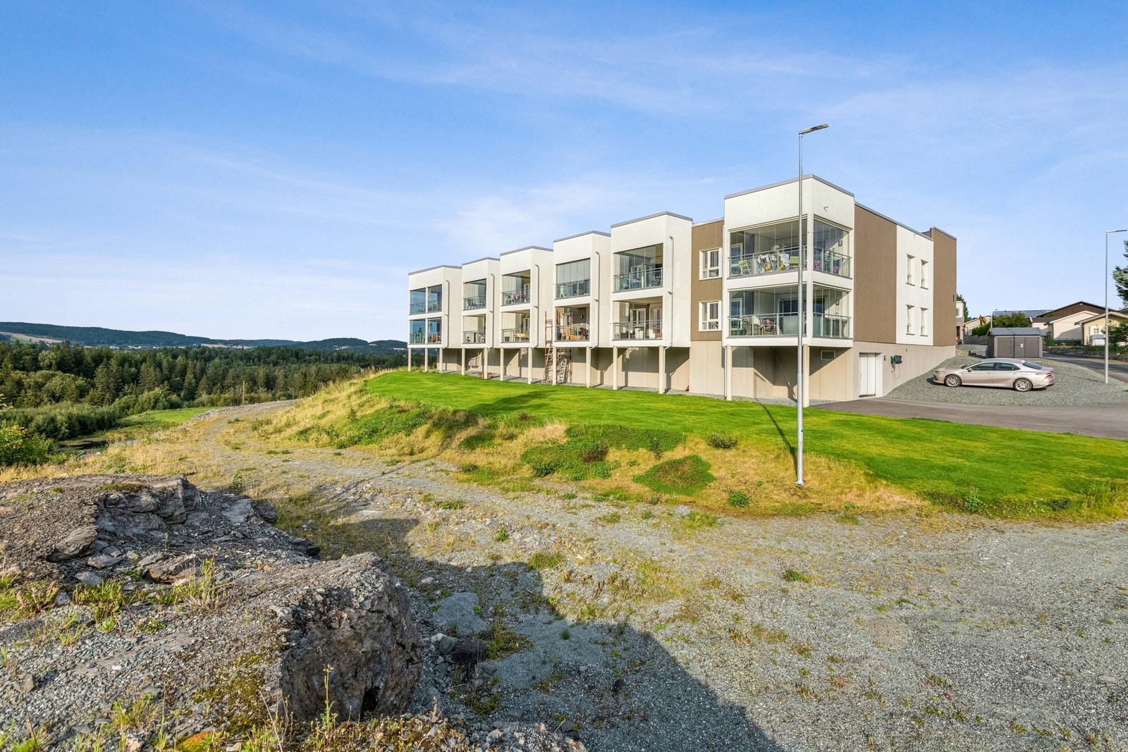 En moderne og lettstelt 3-roms leilighet fra 2022 med sentral beliggenhet på Åsen. Galleribilde